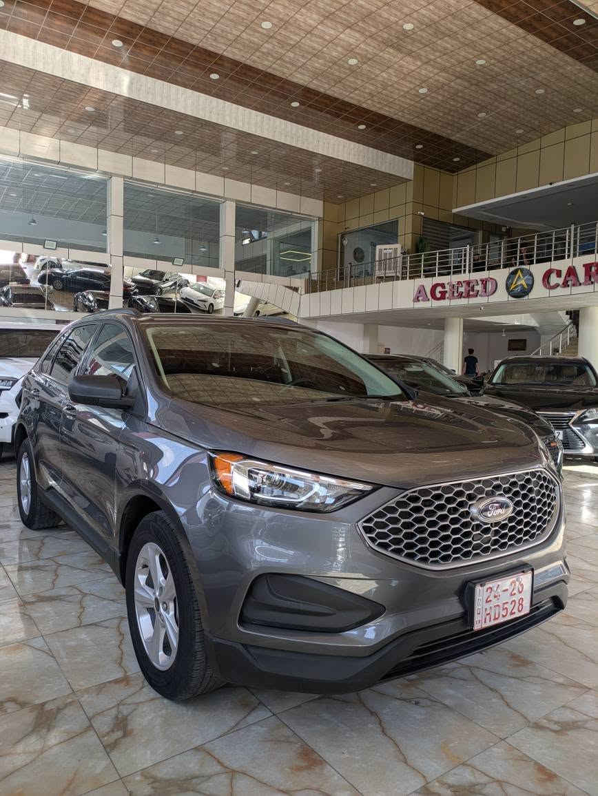 FORD EDGE SE 2024 AWD
​المحرك: 4 سلندر EcoBoost 20 توربو.
نيظام الدفع: AWD 
​الشاشة الترفيهية: شاشة عمودية تعمل بنظام SYNC 4A.
​الاتصال: دعم لاسلكي لنظامي Apple CarPlay و Android Auto.
​المقاعد: قماشية مريحة مع إمكانية تعديل مقعد السائق يدويًا أو كهربائيًا
​نظام التحذير من التصادم الأمامي مع الفرملة التلقائية في الطوارئ.
​نظام الحفاظ على المسار والتحذير عند الخروج منه.
​نظام مراقبة النقطة العمياء (BLIS) والتنبيه لحركة المرور الخلفية.
​كاميرا رؤية خلفية وحساسات ركن خلفية.
​الإضاءة: مصابيح أمامية وخلفية تعمل بتقنية LED.
​المرايا: مرايا جانبية كهربائية .
سيارة بدون ارباك بها جاملغ امامي و باب خلف سائق مبدل بلادى . هلال جاملغ خلفي صبخ موضح بالصور . بند و سقف شويه حالوب خفيف . صفحات سيارة بدون حالوب نهائيا . سيارة بدون رقم تترقم محافظات الاقليم . سيارة موجودة بدهوك . 
سعر 155 
رقم شاصي 
2FMPK4G93RBA58020
رقم موبايل *********** دهوك, العراق
