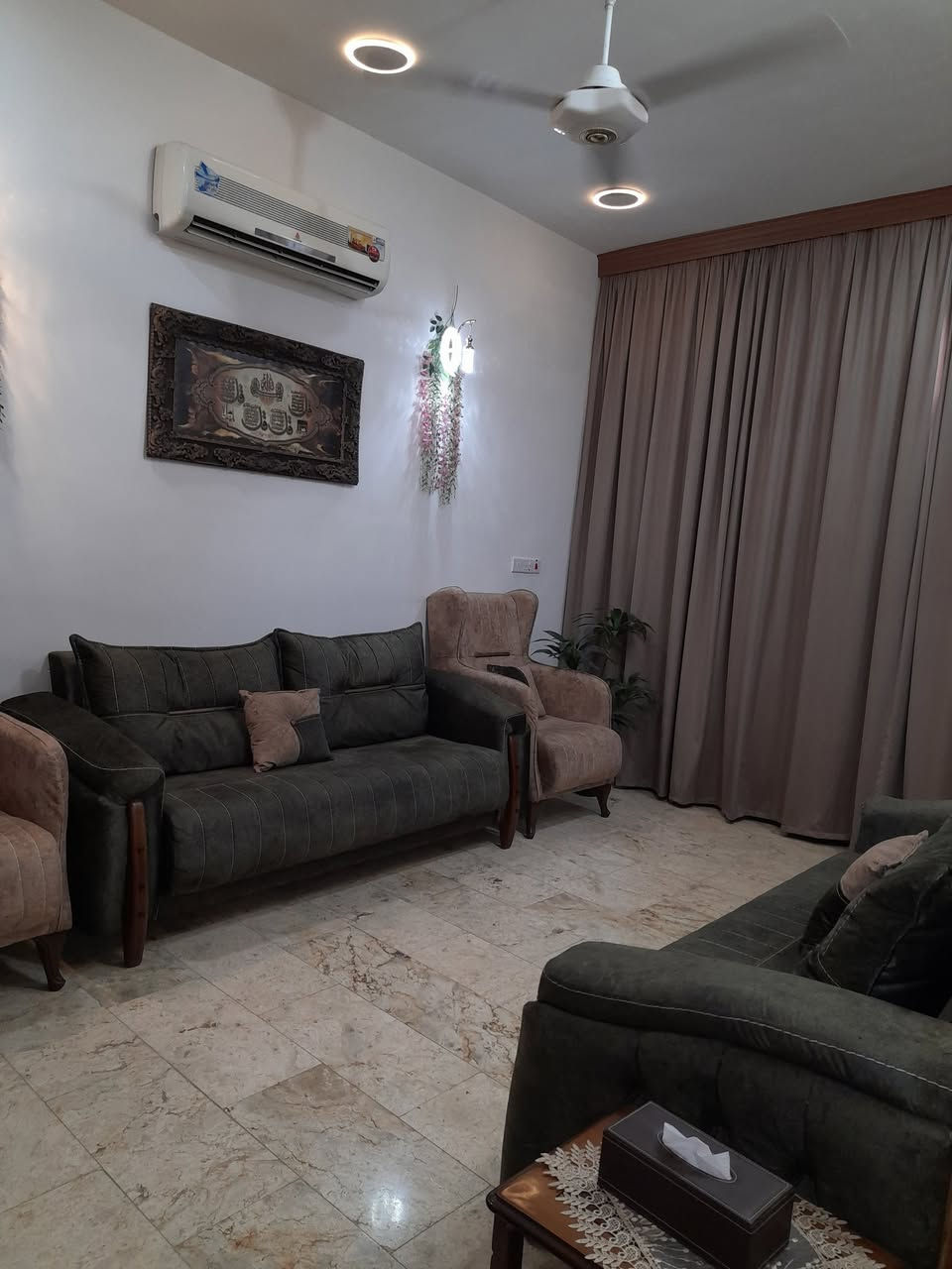 البيع بيت مساحة٧٥ مترة في الحريه الثانية فرع افران الزهراء البيت يحتوي على صالة و حولي وغرفه وصحيات داخليه خارجيه والطابق الثاني غرفه و حمام وصطع البيت طابق ونصف واجهت البيت ٥×١٥ سعر ١٩٠ بي مجال ***********
