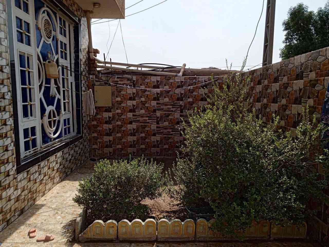 بسم الله الرحمن الرحيم
 السلام عليكم دار للبيع مساحه 275مطبخ استقبال حديقه 
صحيات  خارجي و داخلي /كهرباء جاهزه مجاري خدمات جاهز /زراعي /كوت+المكان شارع الجوادين يم الحسينيه بيت الجليب/جاهز-
وهاذ رقم/+***********+***********/ والسعر مناسب  واي استفسار اتصال
