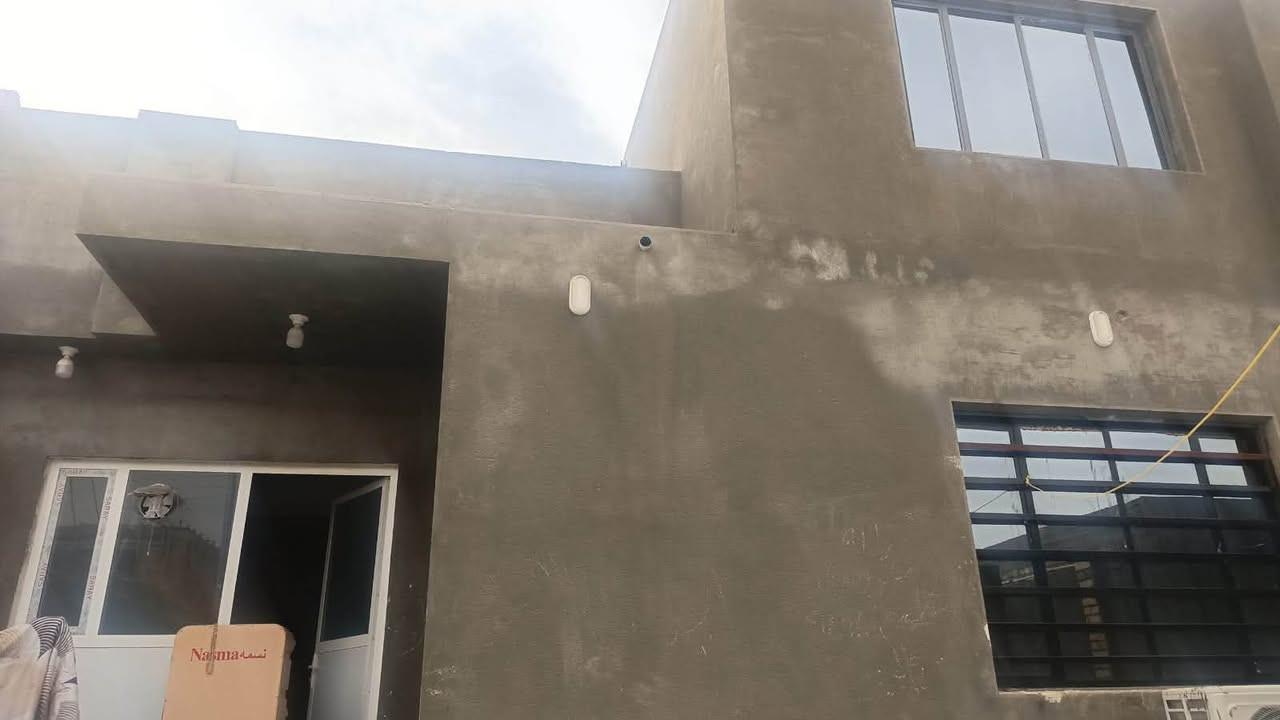 تحية طيبة لمتابعينا الكرام
متوفر دار سكن للبيع أو مرارس 
مجمع الخير قرب المولده بناء حديث2025 مساحته 200
طابقين ًً..الطابق الأول 
غرف نوم 2
استقبال 
صاله
مطبخ
صحيات2
طارمه
الطابق الثاني 
غرفه
صحيات
السعر140مع مجال
للاستفسار مراجعه مكتب ابو سلام 
للعقارات سماوه حي الصدر قرب فلكه ساعه مقابيل مطعم دجله
اتصال ***********
واتساب***********
