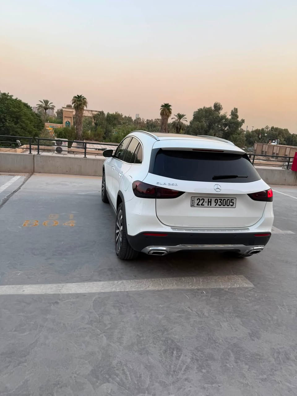 سيارة مرسيدس للبيع  GLA 250 بمحرك توربيني رباعي الأسطوانات سعة 2.0 لتر يولد قوة تصل إلى 221-224 حصاناً.المواصفات الفنية والأداءالمحرك: 4 سلندر سعة 2.0 لتر تيربو.القوة الحصانية: 221 إلى 224 حصان.عزم الدوران: 258 رطل-قدم (حوالي 350 نيوتن متر).ناقل الحركة: أوتوماتيكي ثنائي القابض (DCT).نظام الدفع: دفع أمامي قياسي أو دفع رباعي اختياري (4MATIC).التسارع (0-100 كم/س): حوالي 6.7 إلى 7.1 ثانية.السرعة القصوى: تقارب 230 إلى 240 كم/س.               الأبعاد والساحة الداخليةعدد المقاعد: 5 أشخاص.سعة صندوق الأمتعة: تبدأ من حوالي 421 إلى 435 لتراً.سعة خزان الوقود: 50 لتراً.  للاستفسار  ***********
