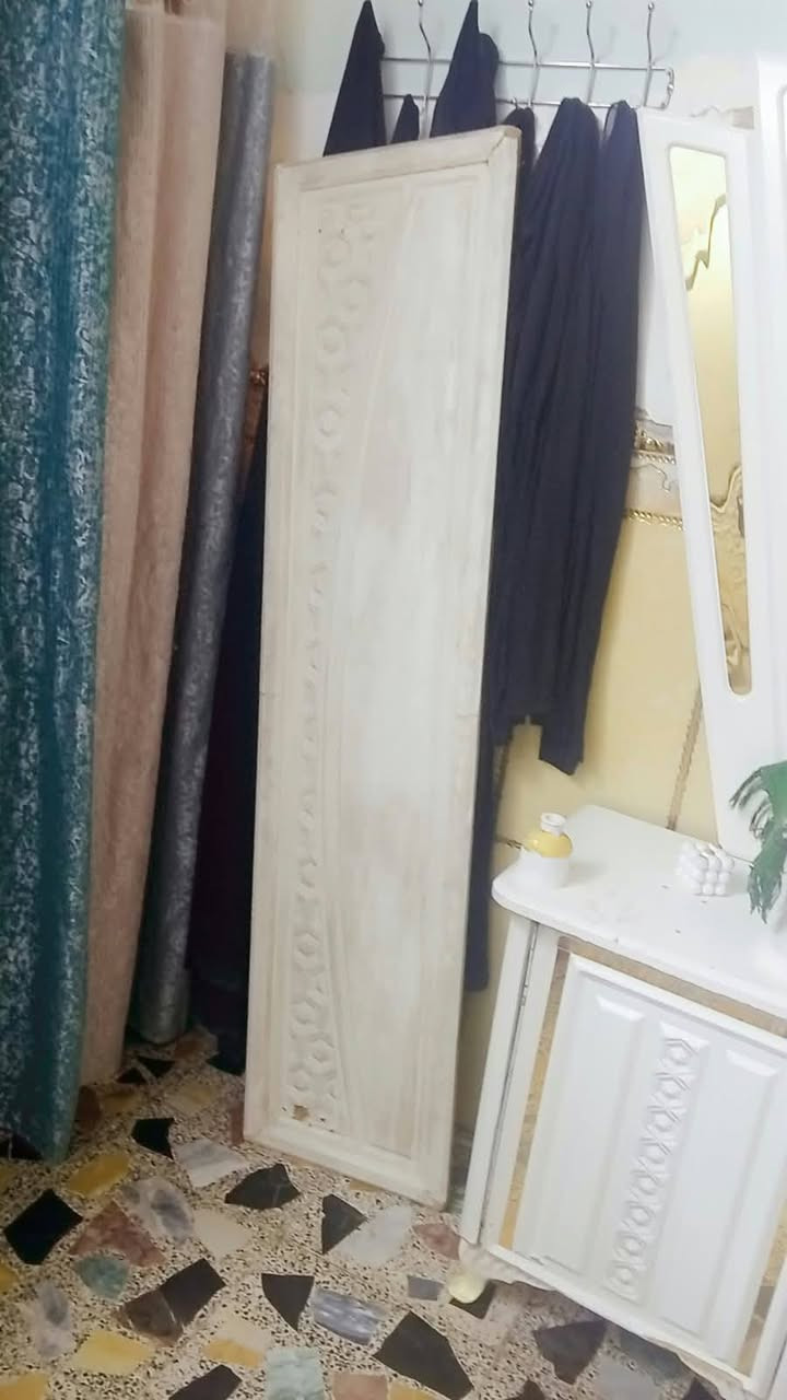 يوجد عندي غرفه مال نوم مستعمله نظافه 80% والاستفسار رقم الهاتف***********
