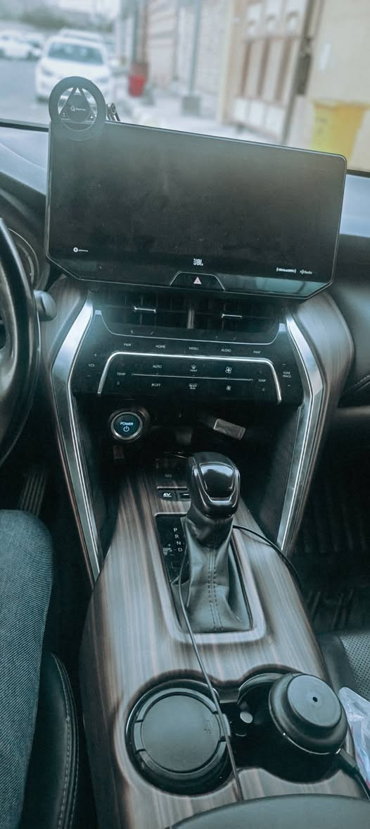 للبيع  Toyota Venza 2021 XLE

 اللون: أحمر
 الموديل: 2021
 الممشى: 45,000 كم
 المحرك: 2.5 هايبرد
 الدفع: AWD دفع رباعي
 القير: أوتوماتيك CVT

 السعر: 20,000$ — قابل للتفاوض 

 مواصفات وتجهيزات السيارة:

 الداخلية والراحة
• داخلية جلد
• كشنات كهربائية
• تدفئة وتبريد للكشنات
• سستم صوت JBL
• كونترول لمس
• جام 4 أبواب أوتو
• تبريد ما شاء الله ثلج 
• مرآة وسطية عاكسة للضوء
• صندوق كهربائي ذكي
• البيبان والصندوق فتح بصمة
• ترحيب عند الاقتراب من السيارة

 الأمان وأنظمة القيادة
• حساسات أمامية وخلفية
• كاميرا
• رادارات 360 درجة
• مانع تصادم أمامي وخلفي
• توقف ذاتي أمامي وخلفي
• نظام مساعدة/قيادة ذاتية
• أنظمة Toyota Safety Sense
• أنظمة الثبات والفرامل الإلكترونية
• عدة وسائد هوائية

 الإضافات
• سبايدر خلفي
• راكات بلادية
• جنوط ألمنيوم
• دفع رباعي AWD
• نظام هايبرد اقتصادي
• داخل صاجي

 حالة السيارة
• الصبغ: جاملوغ + الباب الأمامي اليمين + البنيد
• السيارة واضحة بالفحص وما بيها إخفاء للملاحظات
• مناقصة كلشي والحمدلله
• الصيانة باستخدام دهن Amsoil الأمريكي الأصلي
• بنزين فقط مع محسن

 سيارة نظيفة ومواصفاتها عالية، والممشى 45 ألف كم.

 الفحص متاح
 البيع حسب الفحص والقناعة

 للتواصل: ***********

 20,000 دولار — بيها مجال بغداد, العراق
