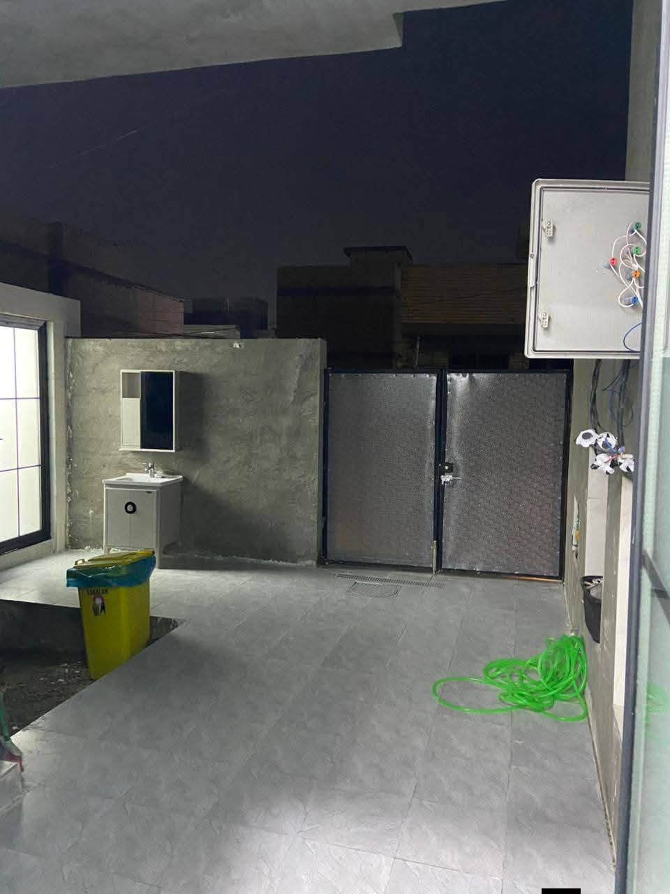 بيت لبيع
سلام وعليكم بيت 186متره الوجهه7م نزال26 بناء 150 البيت يحتوي على مطبخ و غرفتين نوم واستقبال وحولي كبير وحمامات 2 وتواليت1 خارجي وكراج يرهم سياره واحده وبلكونه وبصفه غرفه الموقع الهياكل شارع60 قرب الغزاليه    ***********
