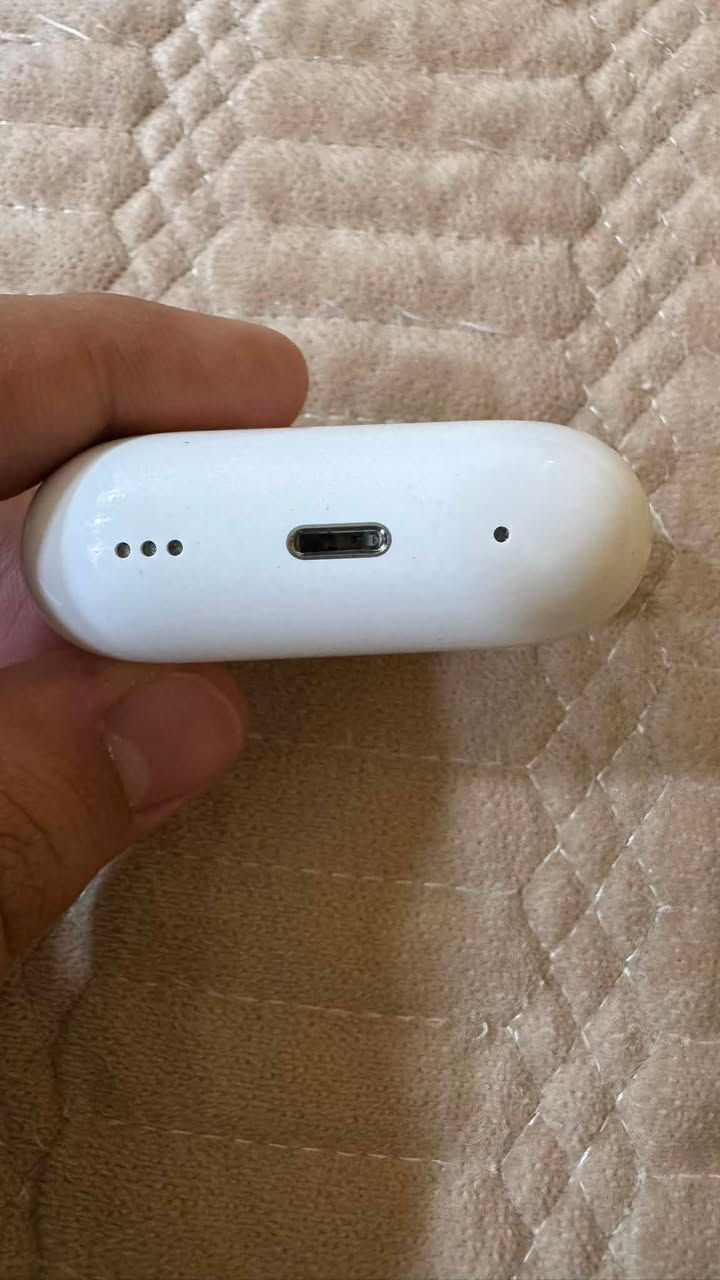 السلام عليكم airpod pro 2 lightings 
للبيع نظافة عالية بيه مشكلة بال تك الايمن من ترفع الصوت يصير بيه خنة بالصوت 
مع كامل الملحقات 
سعره 100 الف 
عنوان شارع المغرب فرع مستشفى المؤيد 
***********

