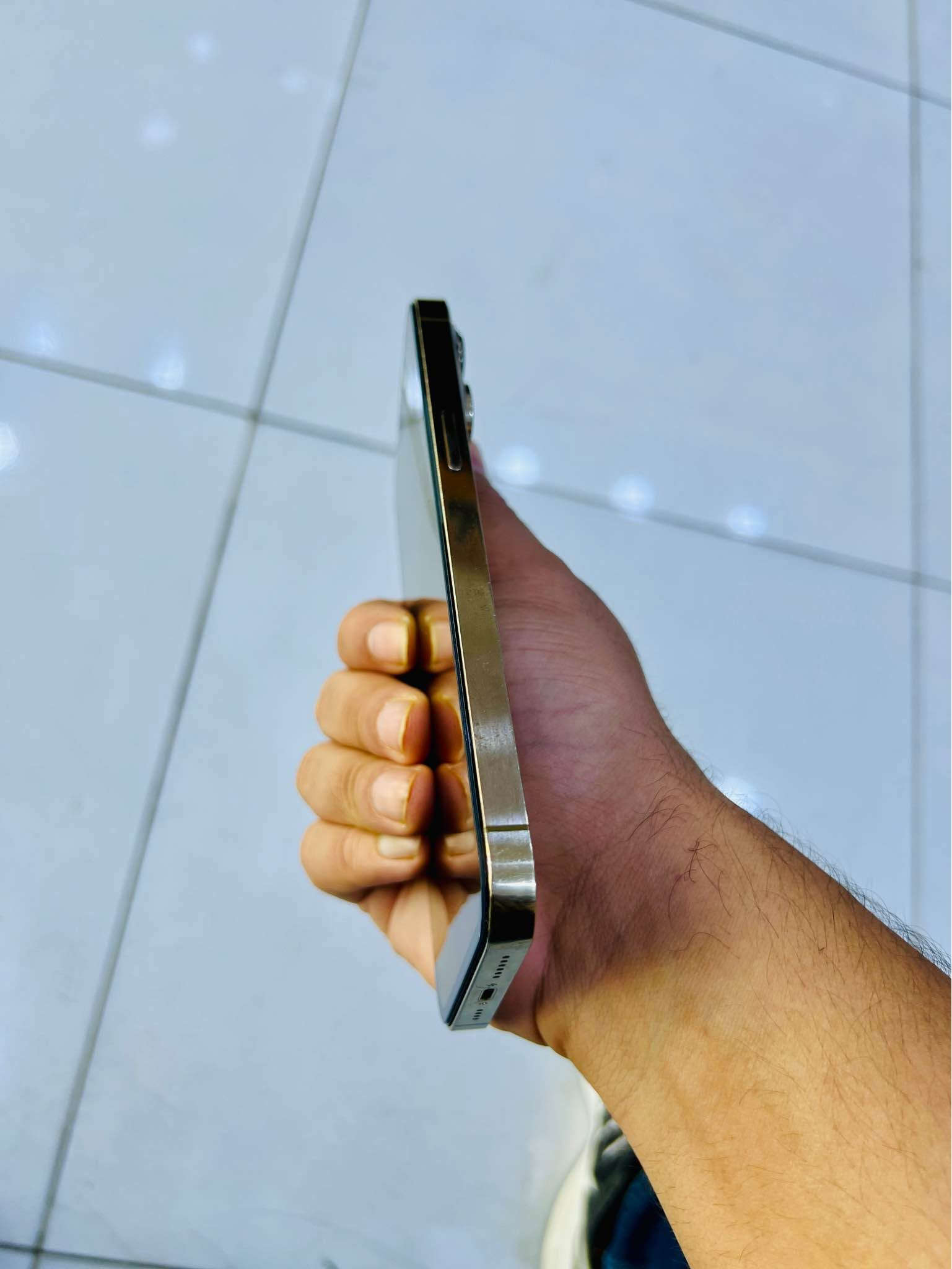 ايفون 14 برو ماكس مبدل بورد كلشي يقرى مبدل يعني بس كل غراضه اصليه دبل سيم كارت 2️⃣ السعر 550 وبي مجال مكاني نجف النجف, العراق

نص مكتوب في الصور:
- ٧:٠٦
- حالة البطارية والشحن
- رسالة مهمة حول البطارية
- غير قادر على التحقق من أن هذا الـ iPhone يحتوي على بطارية أصلية من Apple. قد لا تكون التفاصيل الواردة من هذه البطارية دقيقة.
- لمعرفة المزيد
- الحد الأقصى للقدرة
- ١٠٠٪
- هذا قياس لقدرة البطارية مقارنة بقدرتها عندما كانت جديدة. قد تتسبب القدرة المنخفضة بتقليل ساعات الاستخدام بين عملية الشحن والأخرى.
- أقصى قدرة للأداء
- الـ iPhone غير قادر على تحديد عمر البطارية.
- شحن البطارية المحسن
- للحد من استنزاف عمر البطارية، يتعلم الـ iPhone من عادات الشحن اليومية، بحيث ينتظر ولا يتجاوز ٨٠٪ حتى يحين موعد حاجتك إلى استخدامه.
- هذا قياس لققدرة البطارية مقارنة بقدرتها عندما كانت جديدة. قد تتسبب القدرة المنخفضة بتقليل ساعات الاستخدام بين عملية الشحن والأخرى.
- القطع والخدمة
- تجمع Apple سجل تاريخ القطع والخدمة، وهذا السجل يعرض معلومات عن هذا الـ iPhone وحالته وتفاصيل إصلاحه. معرفة المزيد...
- يتوفر تكوين
- الكاميرا
- تم اكتشاف كاميرا خلفية جديدة. يرجى إعادة التشغيل لتكوين الكاميرا الخلفية الجديدة لهذا الـ iPhone. معرفة المزيد...
- إعادة التشغيل والانتهاء من الإصلاح
- سجل تاريخ الخدمة
- البطارية
- غير معروف
- الشاشة
- بصمة الوجه
- مشكلة