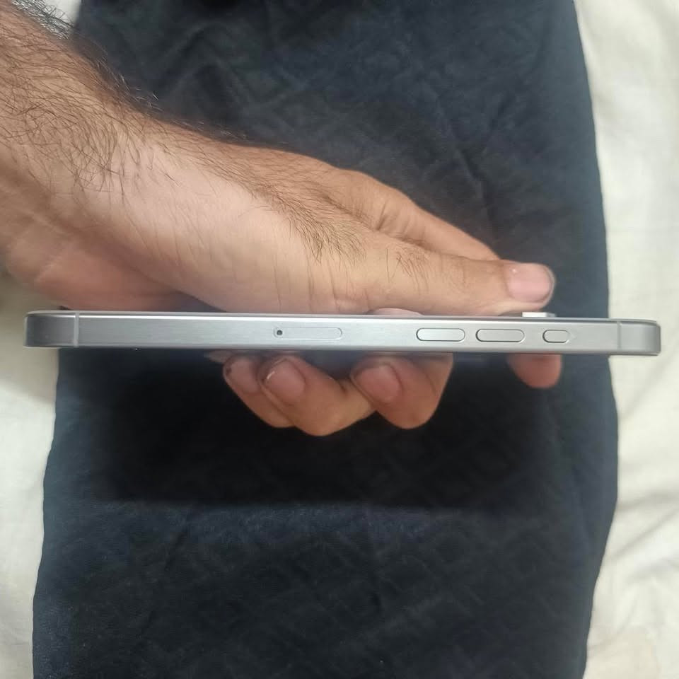 سلام عليكم 15 برو ماكس للبيع
لون تيتانيوم 
ذاكره 256 
بطاريه 86 مشحون 387
شرق اوسط ماستر AAA نموذج M
مبـدل بس ضهر الجهاز مال تفصيخ 
للبيع او مراوس ملاحضه بدون ملحقات 
خاص مفتوح واتساب ***********
