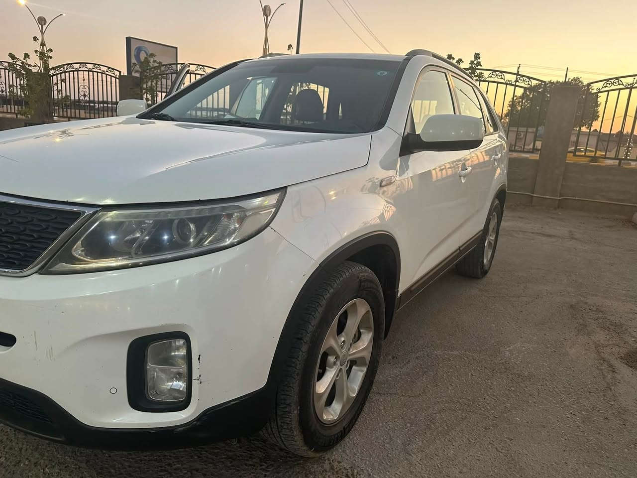 السلام عليكم

للبيع فقط 
كيا سورنتو / kia sorento
الموديل :2015
وارد خليجي عماني مكفولة 
السياره نص مواصفات 

ماشية ١٤١ الف كيلومتر 

المواصفات
-مكينة ٦ سلندر ٣.٥ 
-تبريد ٣ قطع
-تحكم ستيرن جهتين
-كشنات مخمل بيجي
-لد امامي 
-لايت عالي زنون 
-٧ راكب
-نظام ECO
وباقي مواصفات السورنتو معروفة

رقم بغداد انكليزي بأسمي تحويل ثاني يوم
( السيارة كفاله عامه من الصبغ والتبديل 
بيها فقط رصعات بسيطة) بس المحرك بيه بداية كازكيت 

السعر 163$ وبيها مجال بسيط
للاستفسار ***********
