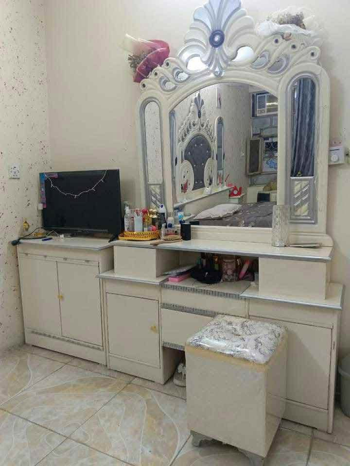 السلام عليكم غرفه نوم عرسان جديده استخدام قليل خشب عراقي تصميم تركي سعرها٦٠٠وبيه مجال للشراي يتصل ع رقم ونشالله منتخارب ع سعر عنوان بغداد الحريه جامع العباس او سوق حماده ***********
