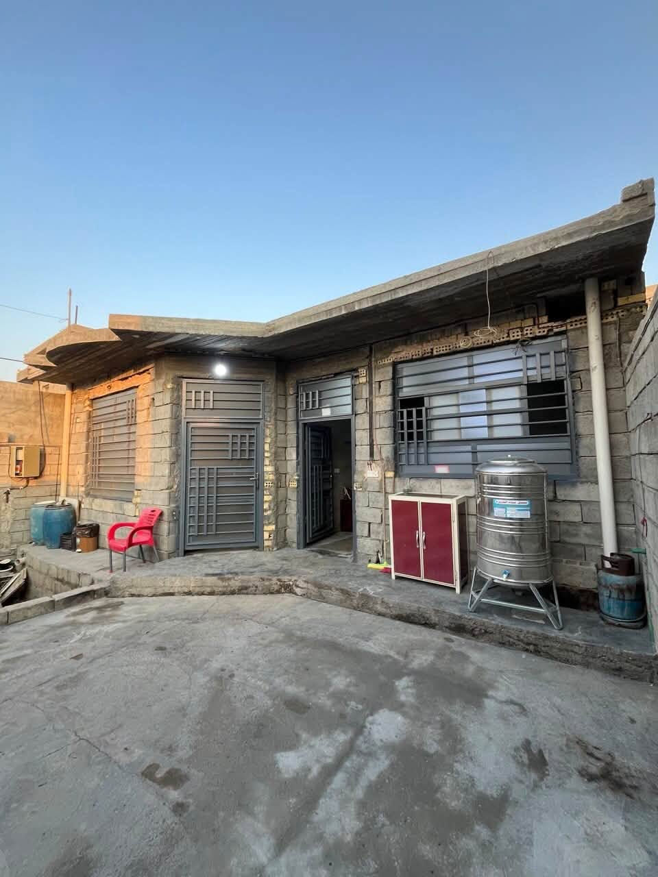 🌟 عِرض عقاري جديد ومميز من مكتبنا:

​🏡 النوع: دار كلك  (للبيع)
📍 الموقع: قرب شارع الحولي 
📐 المساحة: 200 مربع بالسند بواجهة 10 امتار و نزال20 امتار
🔴 الخدمات: تتوفر ماء إسالة و كهرباء و مجاري و تبليط
🔴 محتويات البيت : غرفتين نوم و صالة و مطبخ و استقبال و منور و صحيات 

​💰 السعر: 45 مليون دينار و السعر قابل للتفاوض
​📞 للاستفسار والتواصل أو لمعاينة العقار، يسعدنا استقبالكم في:
🏢 مكتب الرحمة | الكائن على شارع السيد محمد (ع)
📱 أو الاتصال مباشرة على الأرقام التالية:
​وسام أبو علي: ***********
​علي: ***********
​أهلاً وسهلاً بالجميع 🤝
