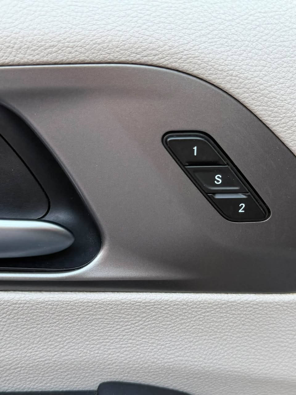 🚨 Chrysler Pacifica Touring L 2023 – هايبرد 3 أنظمة 🚨
🔹 المحرك: 3.6L V6

🔹 القير: أوتوماتيك 9 سرعات

🔹 الفئة: Touring L

🔹 اللون الخارجي: سمنتي

🔹 الداخلية: جلد أسود

🔹 الملكية: باسمي – بغداد

✨ المواصفات:

• مقاعد خلفية منفصلة VIP

• كنترول تبريد خلفي منفصل

• ميموري كرسي السائق

• إشارات بالمرايا

• رادار جانبي + نقطة عمياء

• تحديد مسار

• سستم صوت متكامل

• شاشة Uconnect قياس 10.1 إنچ

• Apple CarPlay + Android Auto

• دخول وتشغيل ذكي

• تشغيل عن بُعد

• أبواب جانبية كهربائية

• برادات بالأبواب الخلفية

• باب خلفي كهربائي

• كاميرا خلفية

• مثبت سرعة

• مرايات كهربائية

• مقاعد جلد كهربائية

• إضاءة خلفية LED كاملة

🛠️ الأضرار:

🔸 ضرر ببيبان الجهة اليمنى عدد 2

🔸 البيبان مبدلات بدون صبغ

🔸 فقط يوجد قليل صبغ بالعتبة جهة اليمين

📸 الأضرار موضحة بالصور

💰 السعر: 260
سياره ماشيه 68 الف 

📍 النجف

📞 ***********
