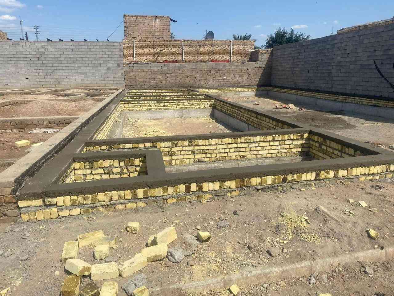 مقابيل حي الشرطه الجديد بناء حديث٠/ 2024 / مساحت البيت /250/ متر ثالث بيت عن الركن فرع بيت عويد المصاليخ البيت يتكون من غرفتين وصاله ومكعد مطبخ ديوانيه وحوش كبير يتسع ليسيارتين للتصال او الاستفسار/
*********** / ***********
