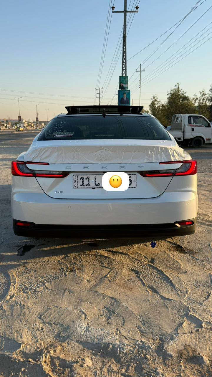 تويوتا كامري 2025 فئة ليمتد 
فول فول مواصفات بصمة بانوراما
مطلوبه المصرف 
ماشيه40الاف 

 المواصفات الخارجية:

شبك أمامي كروم رياضي

مصابيح أمامية LED بالكامل

إضاءة نهارية DRL

جنوط ألمنيوم قياس 18 أو 19 إنش

فتحة سقف بانوراما 

حساسات أمامية وخلفية

كاميرا خلفية وربما 360 درجة 

دخول ذكي بالبصمة من جميع الأبواب

مرايا كهربائية قابلة للطي مع إشارات LED

 المواصفات الداخلية:

مقاعد جلد فاخرة 

مقعد السائق كهربائي بـ 10

شاشة وسطية

نظام ملاحة GPS

شحن لاسلكي للهاتف

Apple CarPlay / Android Auto

مكيف هواء أوتوماتيكي ثنائي المناطق

ستائر خلفية (أوتوماتيكية أو يدوية)

إضاءة داخلية محيطية

--- أنظمة الأمان والسلامة:

رادار أمامي (نظام منع التصادم)

تنبيه حركة المرور الخلفية

فرامل ABS + توزيع إلكتروني للفرامل EBD

نظام مانع الانزلاق

7 وسائد هوائية

مثبت سرعة ذكي Adaptive Cruise Control

حساسات ضغط الإطارات TPMS

محرك 4 سلندر 2.5 لتر بقوة 204 حصان تقريبًا
ناقل حركة أوتوماتيكي 8 سرعات

نظام دفع أمامي

معدل استهلاك وقود ممتاز

 الضمان والصيانة:

السيارة بدون صبغ ومشمولة بكفالة عامه

*********** كربلاء, العراق
