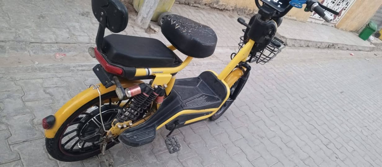 دراجه شحن للبيع بطاريات مابيهن شي السعر ٢٠٠ وبيها مجال التواصل واتساب فقط ***********
