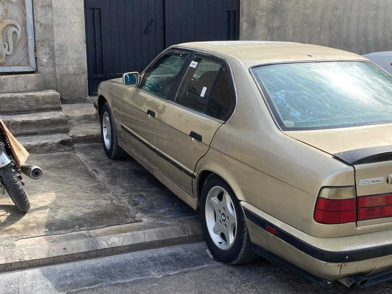 بي ام دبليو ٥٢٥ • ١٩٩٠ • جير عادي