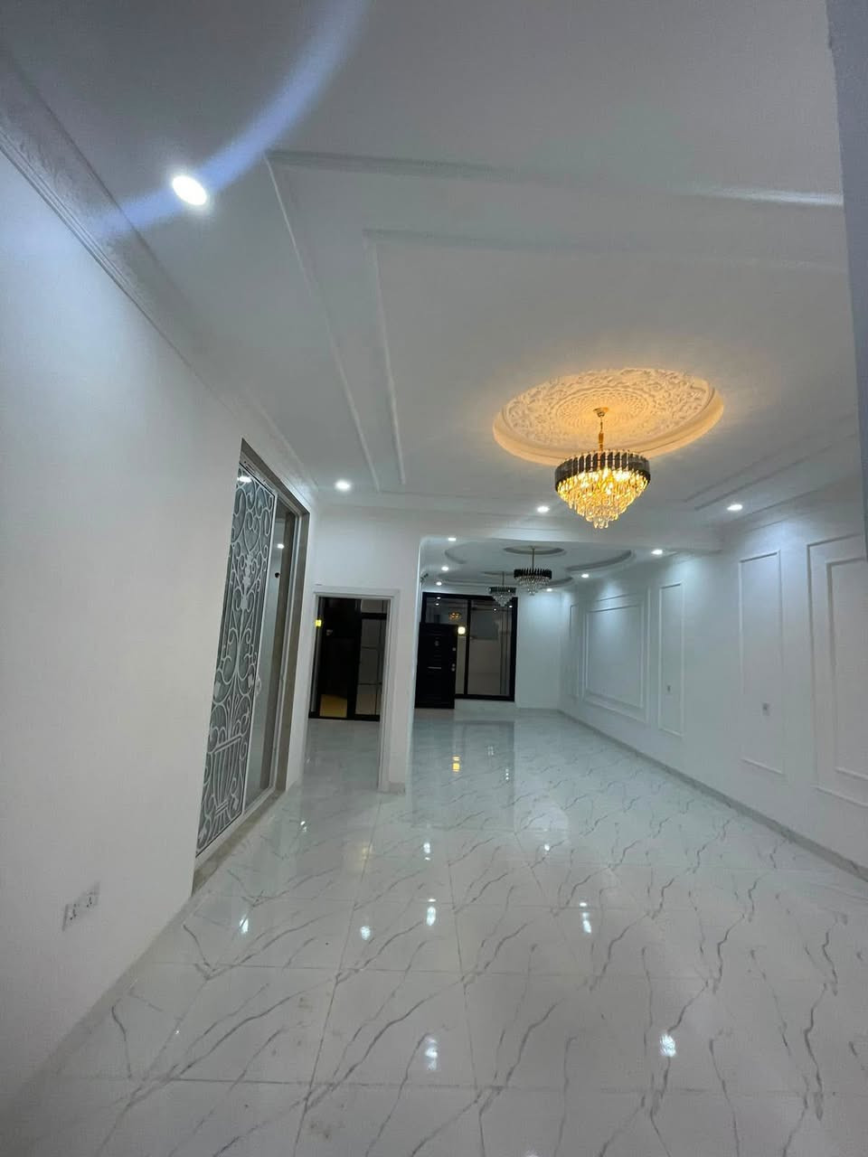 🏡 دار للبيع – موقع مميز جدًا في حي الصديق الأولى

زيروووو/ بناء هذه السنة 📆2026 

📍 الموقع: حي الصديق الأولى – مقابل كلية طب الأسنان / جامعة الموصل
📐 المساحة: 100 متر مربع
🎓 الموقع قريب جدًا من كلية طب الأسنان،

💰 السعر: 216 مليون دينار عراقي
🔥 السعر مميز جدًا ومناسب مقارنةً بالموقع

✨ مميزات العقار:
• موقع حيوي ومميز في حي الصديق الأولى.
• مقابل كلية طب الأسنان / جامعة الموصل.
• قريب من الشوارع والخدمات والمرافق المهمة.
• مناسب للسكن والاستثمار.
• فرصة ممتازة لمن يبحث عن عقار بموقع قوي وقريب من الجامعة.
• يمكن معاينة الدار والاطلاع على تفاصيلها بشكل مباشر.

📞 للاستفسار والتواصل:
***********-***********-
***********-***********
📌 مكتبنا مقابل باب كلية طب الأسنان – جامعة الموصل. 

💎 لا تفوّت الفرصة، السعر 216 مليون فقط!
