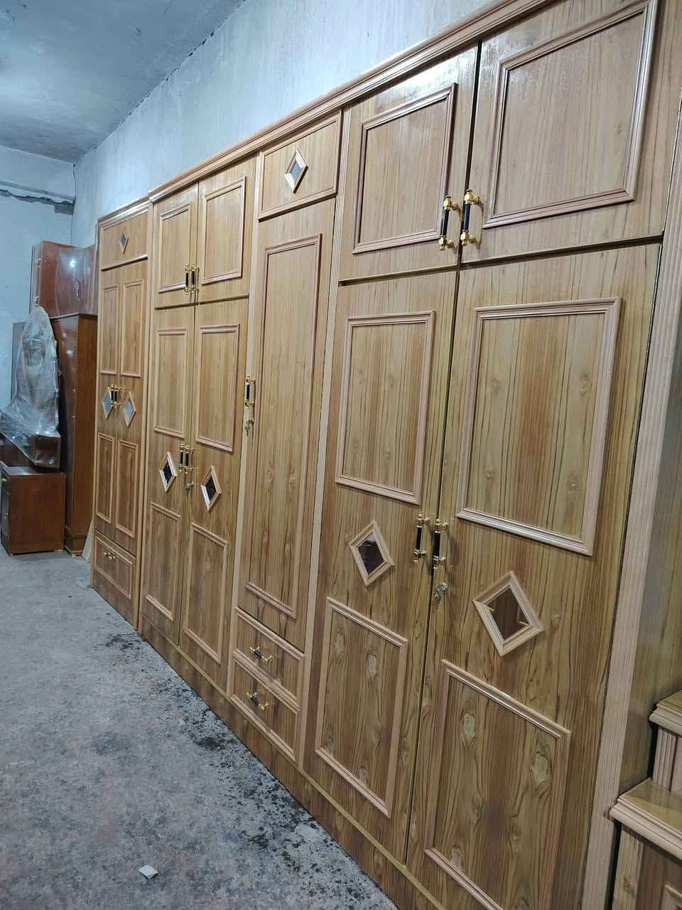 غرفة نوم • أثاث خشب