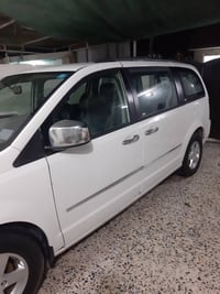 دوج كرفان للبيع موديل ٢٠١٠ لون ابيض محرك ٣٨٠٠ تبريد شغال كشنات جلد أرض...
