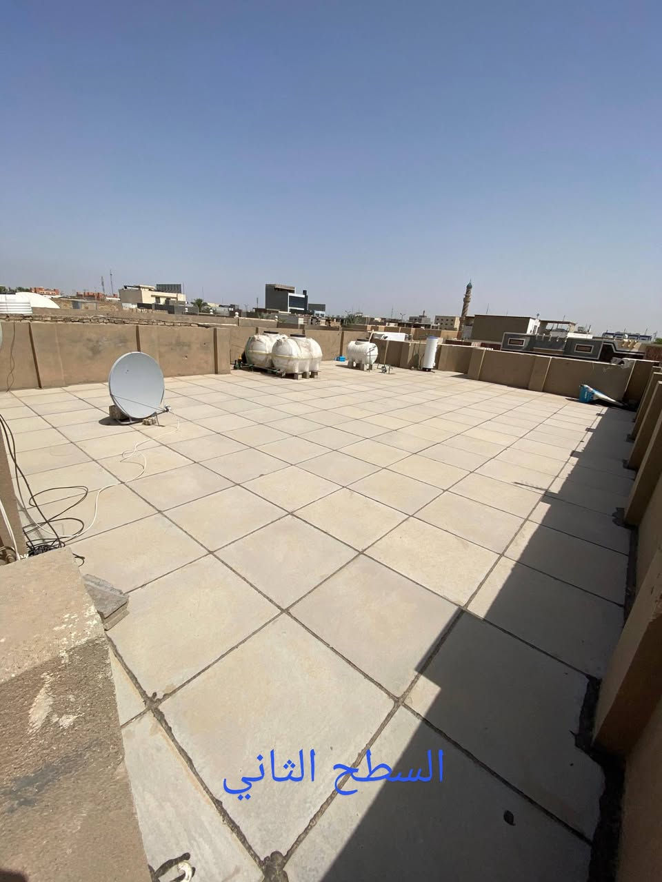 السلام عليكم
دار للبيع من المناطق المميزة في الفلوجة حي المهندسين مقابل جامع سيدنا عثمان بن عفان 
المساحة 305م السعر 460 مليون به مجال قليل جدا 
واجهة الدار 11.25م
نزال الدار 27م
ملك صرف بأسم شخص واحد
الشارع 12م
يحتوي على: 
اربع غرف نوم
صالات عدد اثنين
استقبال
مطبخ
حمامات داخلية عدد اثنين
غرفة خارجة على السطح مخزن
حمام خارجي
للاستفسار الاتصال على الرقم
***********
ابو عامر
