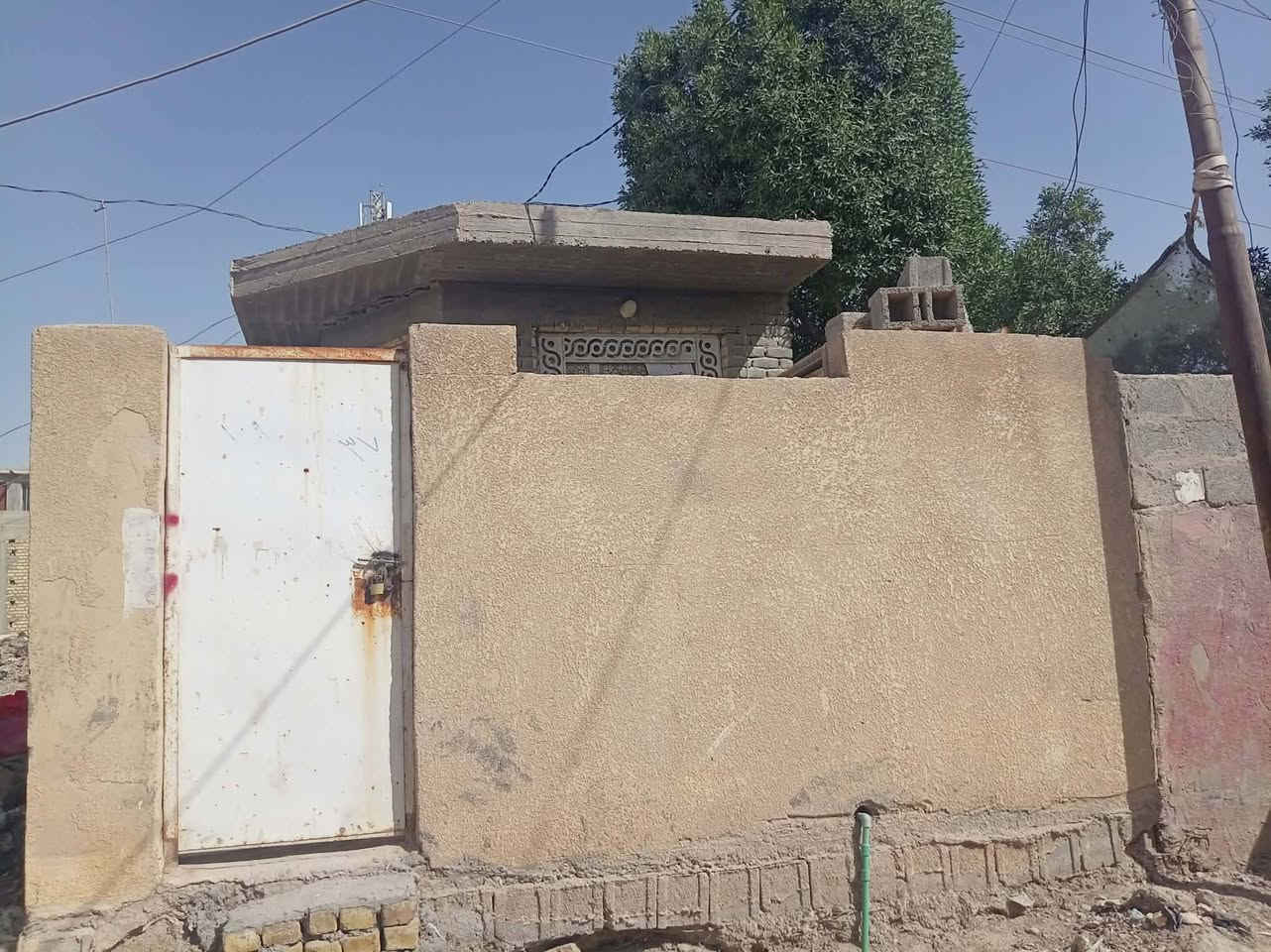 مشتمل ١٢٠ متر بشار النفط عل الشارع العام قرب صيدله نسيم الورود قرب مجمع حي الجوادين صب كونكريت بناء طابوق  البيت كله سيراميك وكاشي سعر ٤٥ وبي مجال للشراي
