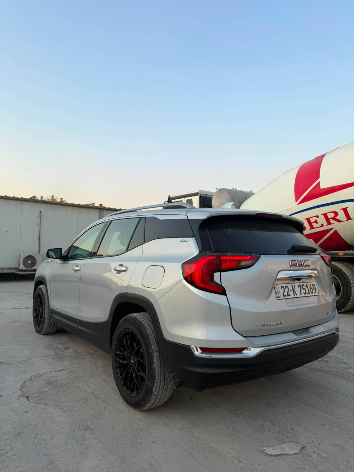 GMC terrain 2021 SLT
سەیارەکە بۆنید و چاملغی سبوغە دیوی چاملغی لای سەکنی تۆزەک ژورەوەی گرتووە بەس شاصی بە شەرتە نەیگرتووە سەیارەکە فولل ماصفاتە دەبل ئەکسلە ٦ دوگمەیە کوشین جلد و کارەباییە سارد و خەزینیشە 
خەتی جادە و تحدی سرعە و بەردی گزۆز و راداری هەموو بە شەرتە
گێر و مەکینە و کارەبایاتی بە شەرتە
سحری ١٢٧ وەرەقە و مەجال
هەزە و سەنەوی ژینگە و رێگاو بانی نوێیە 
تحویل و غەرامەش بە شەرت بە ناوی خۆمانە
*********** أربيل, العراق
