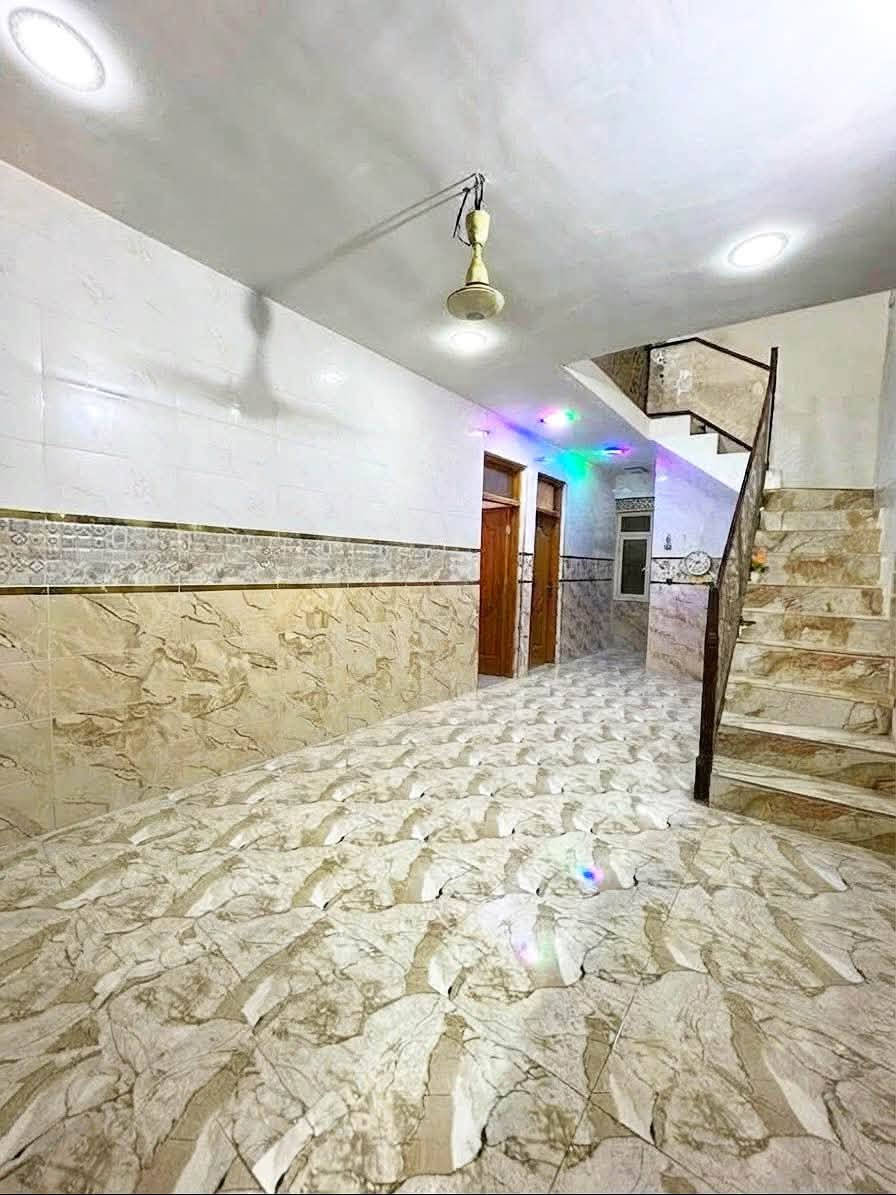 دار للبيع 🏡
المساحة: 120 متر مربع (طابقين - سند 25 زراعي)

الواجهة: 7.5 م | النزال: 16 م

 المحتويات:

 الطابق الأرضي: كراج سيارة مع صحيات خارجية. واستقبال واسع ، غرفة نوم، مطبخ واسع، حمام وصحيات،

 الطابق الثاني: غرفتين نوم، حولي، حمام وصحيات، وبلكونات أمامية وخلفية.

 العنوان: كميرة - شارع المركز - فرع أسواق الواثق.
السعر 145 وبي مجال

📞 للاتصال والاستفسار:

 واتساب: ⁠***********⁠

 رصيد: ⁠***********
