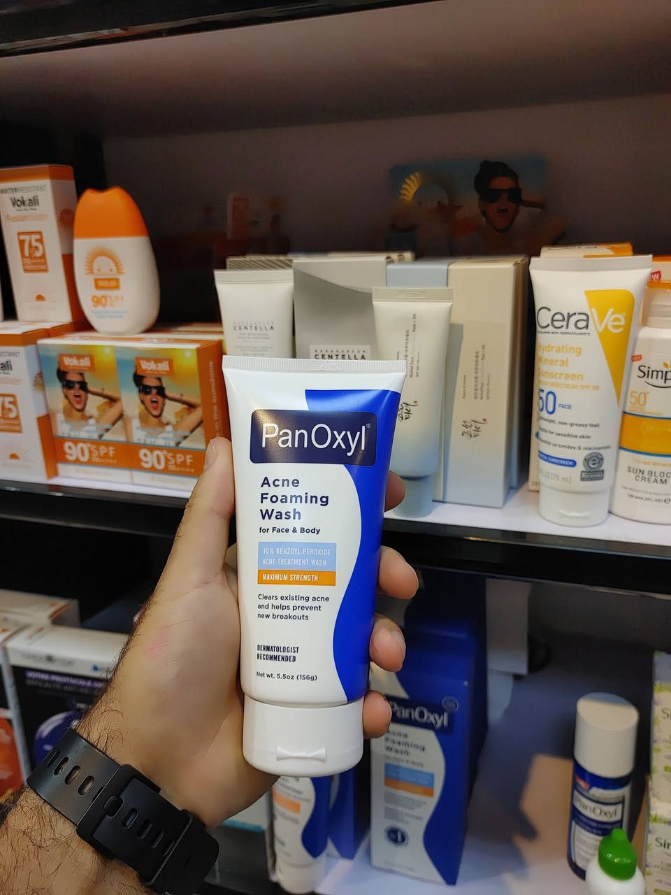 ✨ وداعاً لحب الشباب! ✨
غسول PanOxyl الرغوي لحب الشباب 🧴
🔹 بتركيز 10% بنزويل بيروكسايد
🔹 أقصى فعالية ممكنة
🔹 يعالج الحبوب الموجودة ويمنع ظهور حبوب جديدة
🔹 مناسب للوجه والجسم
🔹 موصى به من قبل أطباء الجلدية
🔹 الحجم: 5.5oz (156g)
السعر: 10,000 فقط 💙
📩 للحجز المباشر: راسلونا على الصفحة أو واتساب
📱 ***********
🚚 التوصيل سريع وآمن لكافة المحافظات
📍 أو زوروا متجرنا وجربوه بأنفسكم:
أوركيد بيوتي - شارع الكماليات، مجمع النوري، داخل القيصرية (قرب بيت عدنان)
#أوركيد_بيوتي #PanOxyl #علاج_حب_الشباب #بنزويل_بيروكسايد #بشرة_نقية #عناية_بالبشرة #مستحضرات_تجميل #العراق #كوزمتك #skincare
