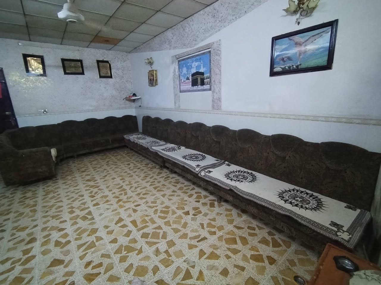 طخم 10 امتار خشب ثقيل ابيع بحك خشب سعر 100 
مكان جانب الايمن ***********
0751115673
