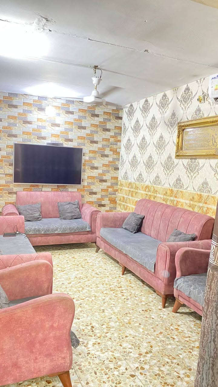 دار طابو ملك صرف
الموقع الشعب قرب كلية الامام الكاظم (العقار الثانية )
المساحه 80متر  واجهه 4.45 نزال 19

 بناء قديم عكادة صالح للسكن يحتاج ترتيب 
الارضيه كاشي/ المطبخ و الحمامات سيراميك للسكف والسطح فرشي قديم

البيت مدخلين

-الطابق الاول / طرمة + حمام خارجي + استقبال + حولي صغير بالممر +مطبخ + حمام + منور 3 متر
-الطابق الثاني/ غرفتين ٢ نوم غرفة داخل غرفة + بناء و حمام غير  كامل .

شامل ماطور ماء + خزان ماء  + المراوح والانارة. 

البيت  شبه ركن موقعه حلو ولا يوجد امامه بيت

 شارع عريض 12متر + رصيف متر 
للاستفسار الاتصال علئ ***********

السعر 155 مليون قابل للتفاوض.
