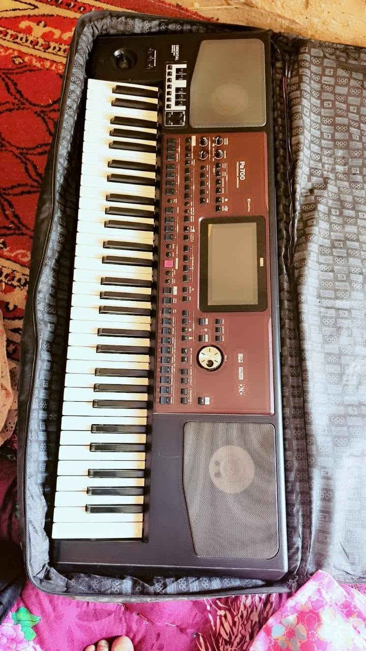 سلام عليكم من رخصت صاحب الكروب اورك pa700 معا جميع ملحقات جنطه وستاند وبرنامج فول البيع ابو الفيشه صفره باب اول  سعر 8ونص الرقم والستفسار***********
