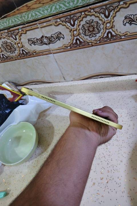 ايباد ١١ • نضيف • مع اغراضه