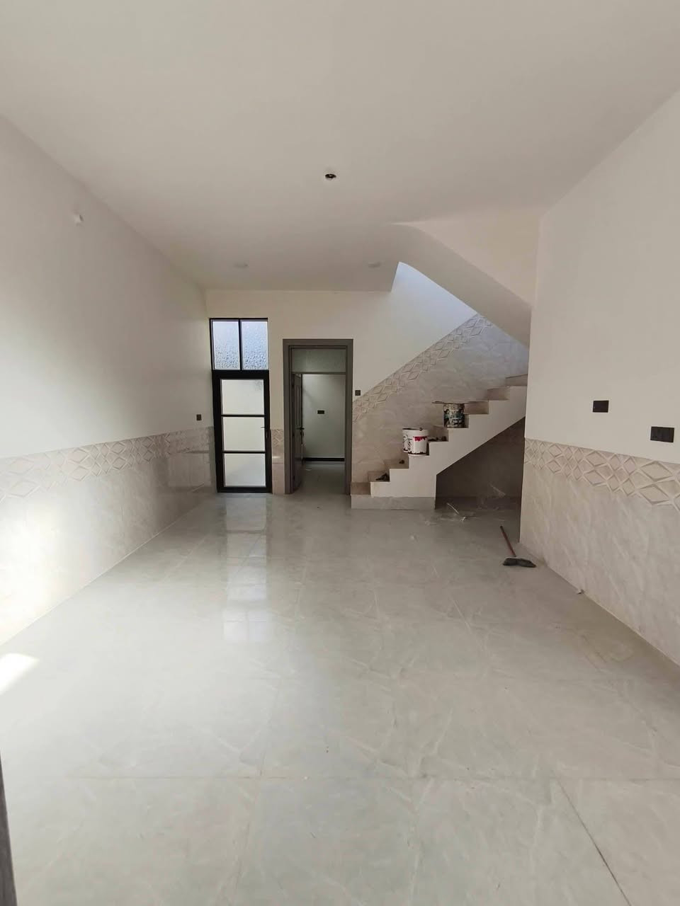 [[بسم الله الرحمن الرحيم]]
🏡     🏘      🏚 

#يوجد_مشتمل_للبيع 

#العنوان  الفلوجة 

#المنطقة حي الشهداء // مقاطعة 19 الف خلف مجمع البرديني

 

✅المساحة : 125م

⬆️ الوجة : 6 وربع م

🏞️النزال : 20م

 

مكون من

غرفة 1

استقبال 

صالة 

مناور 2

مطبخ

صحيات

الارضية سيراميك

الجدران سيراميك 

                       #بناء 🧱 : طابوك

      

       #شارع 🏞️⬆️⬆️ : 10م

  #السعر_محدد_من_قبل_البائع 

        

    ⚖️⚖️   نوع الملك : طابو صرف تحويل مباشر 🏙 وبي إجازة بناء 

        #السعر 💰💸: ٨٣ مليون وبي مجال

__________________________________

__________________________________

#ملاحظة//📋📑 اذا لديك عقار تريد تعرضة للبيع او تريد تشتري عقار قم بمراسلة الصفحة او اتصال على لارقام الموجودة+ واتساب

            

         #للأتصال_او_واتساب 📞  ***********

         #للأتصال_كورك.   📞.      ‏‪***********

#بيع_وشراء_الدور_السكنية_والزراعية_العقارات_في_مدينة_الفلوجة #مكتب_دارالايمان _للعقار_بيع_وشراء_العقارات_بسعر_مناسب

@#عقارات_الانبار_الفلوجة
