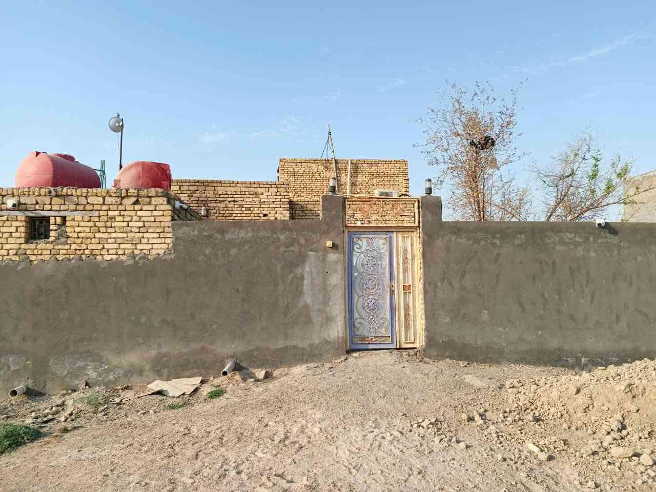بيت للبيع بحي الكاظم يم صالون زهرة بغداد شارع 60 مقابيل حي جسوم المساحه 310 يتكون من غرفتين وصالتين ومطبخ مساحتهن 5 ب 4 من غير الديوانيه 7 ب 4 وصحيات داخليه وخارجيه ومغزن فوك لسطح وحديقه. *********** تواصل
