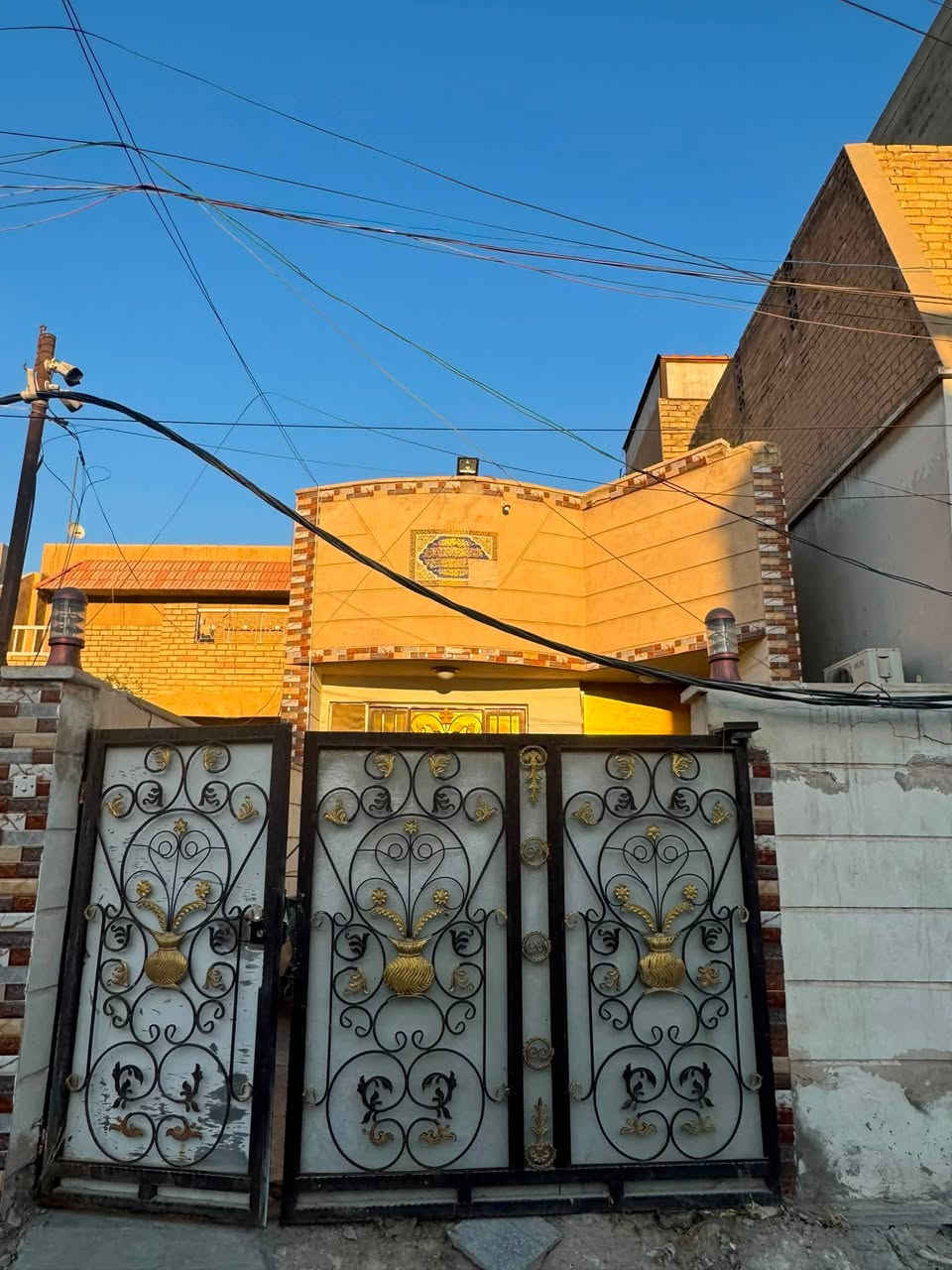 السلام عليكم
يتوفر داران للبيع في منطقة المنصور مساحة الدار الواحد 120 متر البيت الاول بناء قديم والبيت الثاني بناء 2015 .
للتواصل واتس اب على الرقم :***********
