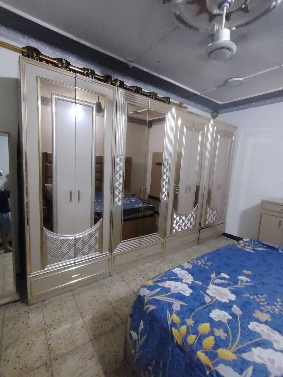 غرفه جوروجيا ثكيله للبيع استخدام سنه ونص السعر 1و600 الف بيه مجال بسيط حق الجيه الضرر جامتين فقط تبديل وخساره علي العنوان مدينه الصدر قطاع 21 رقم التواصل ***********
