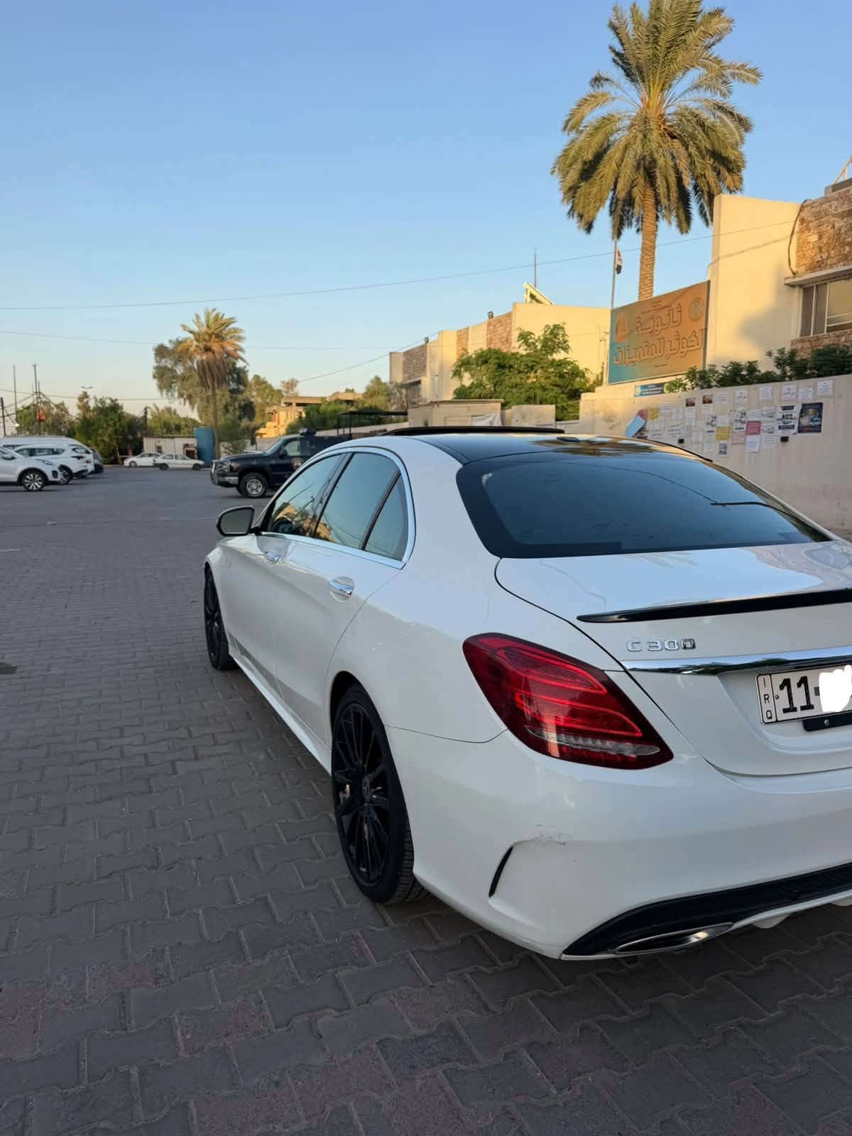 السلام عليكم للبيع او مراوس مرسيدس c 300 حادث جاملغ وبنيد ومبدل نفس الون بدون صبغ رقم بغداد بسمي السيارة فول مواصفات وجاهزة ما بيها نقص تخم تاير جديد السعر 180 وبيها مجال حك الجية 
الشراي يتصل *********** مكاني بغداد الكاظمية
