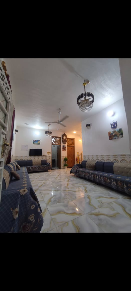 الدار للبيع المساحه الكليه 200متر بناء طابوك وصب تسليم مفاتيح ثاني يوم بعد البيع//  طابو زراعي سند 25// تريده مع الاثاث او بدون اثاث حسب رغبه المشتري 
البيت متكون من {{ استقبال+ صاله+ غرفتين نوم+ مطبخ داخلي وخارجي+ مجمع حمامات داخليه وخارجية}}
🔴 يبعد عن شارع العام مسافه { 10 امتار} عرض شارع 8 أمتار 
🔴الموقع طريق المعاره بالقرب من حسينيه السجاد// 
* السعر خاص او اتصال 
** الاستفسار أكثر خاص او اتصل ***********
