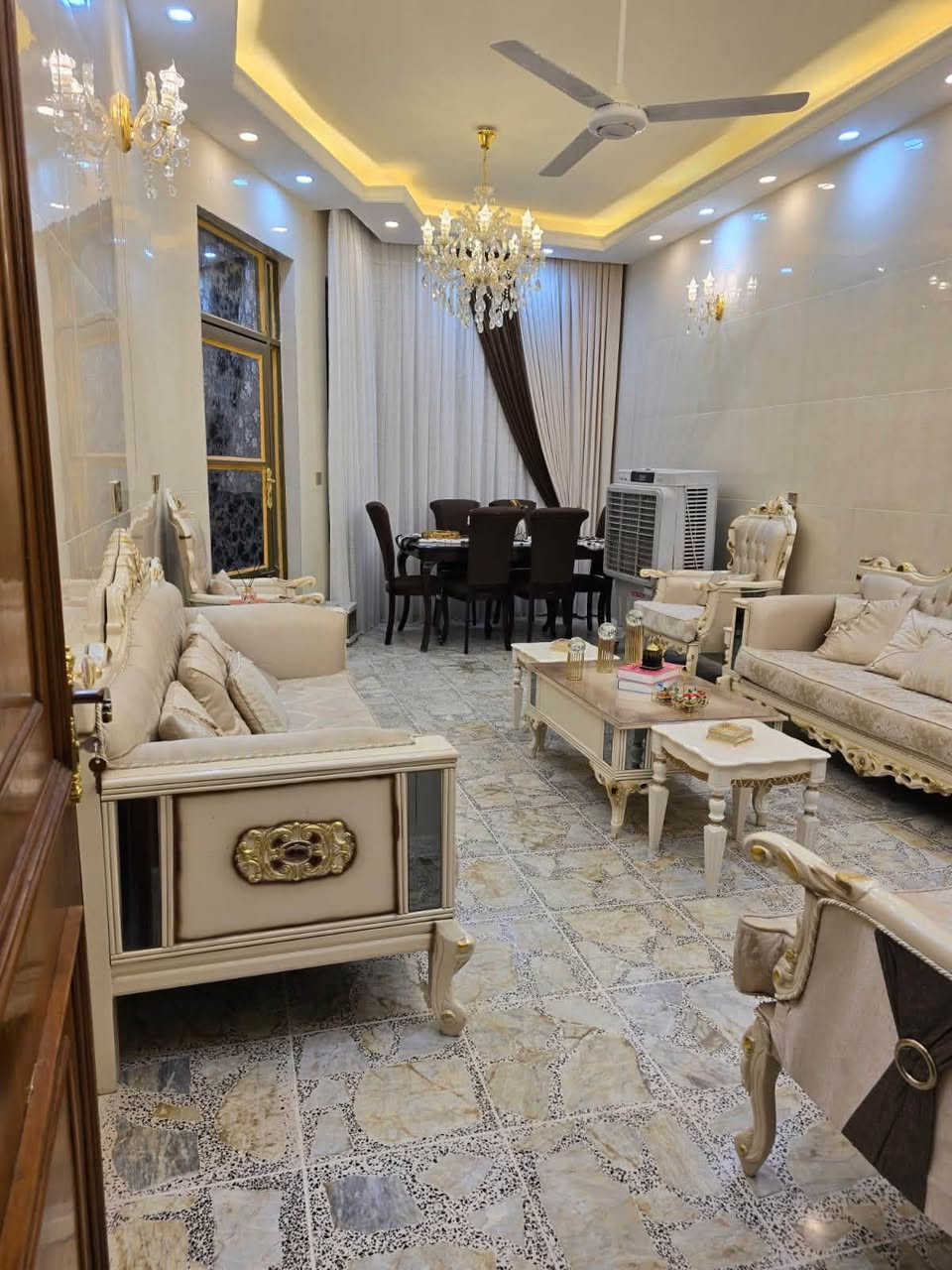 🏡 بيت للبيع – حي البونيسان
📍 في بداية الحي، على شارع 10 متر
📐 المساحة: 150 م²
🛏️ 4 غرف نوم + باقي الملحقات
🚿 3 حمامات
🏗️ بناء بكوالتي عالي جداً – شغل جناي ✅
💰 السعر ممتاز جداً

📞 للاستفسار: غيث
☎️ ***********
☎️ ***********

📍 مكتب الهرم للعقارات
سامراء – الضباط الثانية، شارع المكاتب، مقابل شارع 2000

🏠 وإذا عندك عقار للبيع أو الإيجار، تواصل ويانا.

