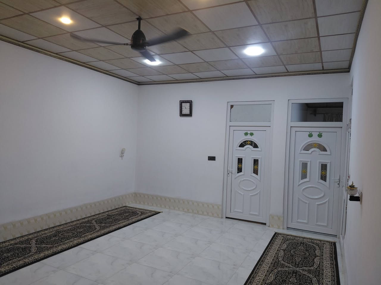 ٤٠٠م • كراج سيارتين • طاقة شمسية ١٢أمبير