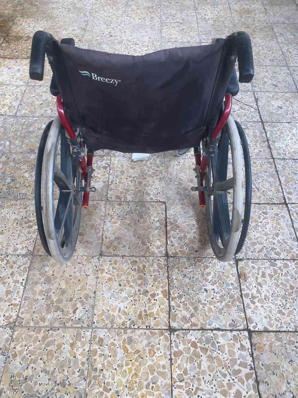 السلام عليكم 
كرسي متحرك مستخدم بحالة جيده جدا بدون كسر او عطل وجاهز للاستخدام صناعه اسبانيه يتحمل وزن ١٢٥ كيلو العرض ٥٠ سم ((((((( السعر ٢٥٠ الف ))))))) المكان بغداد
للاستفسار -***********

