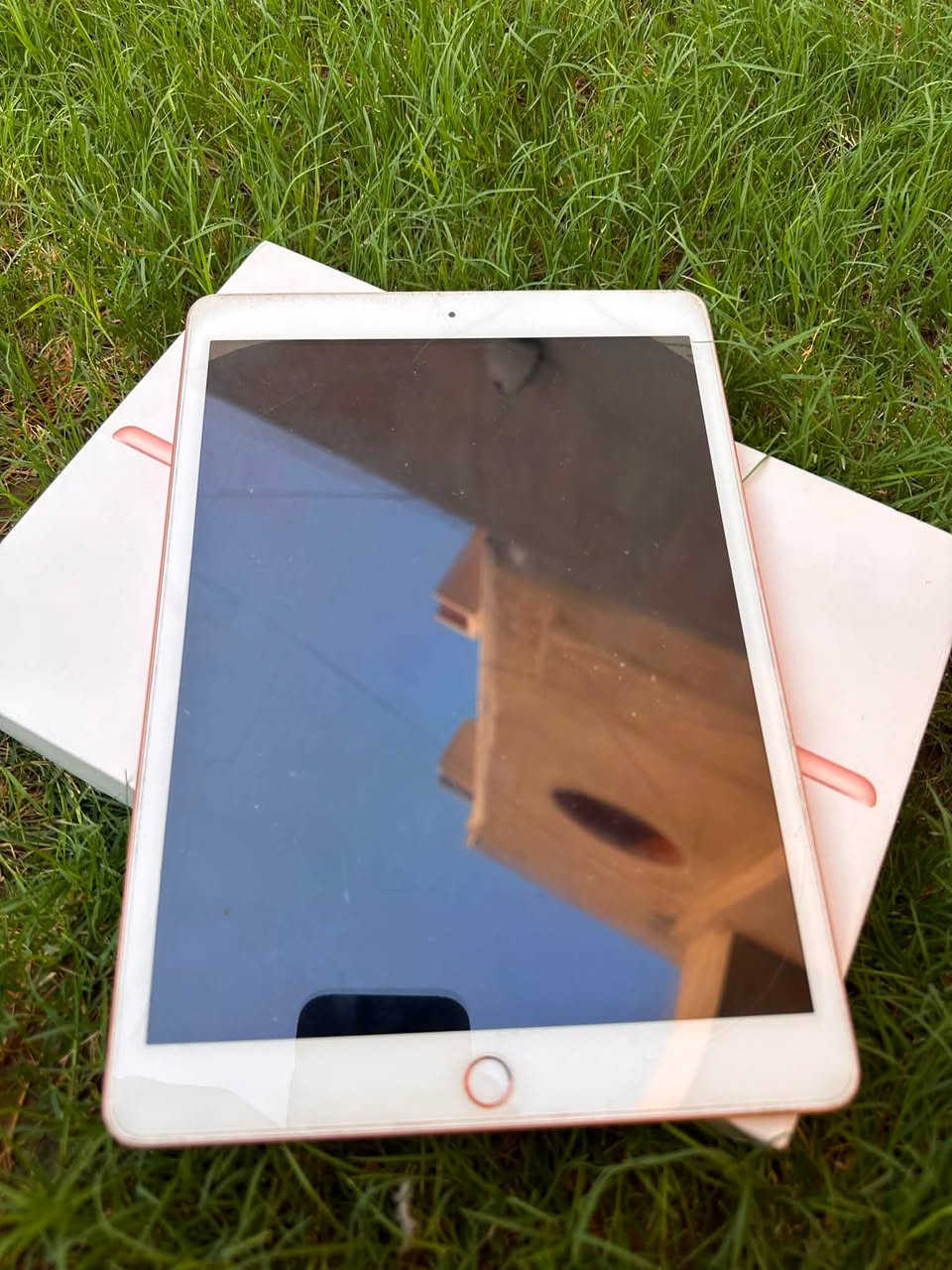 السـلام عليـكم ورحـمـة الله وبركـاته🙋‍♂️
ايبـاد 7 للبيع📱
iPad 7 Gen
المواصـفـات:
الذاكرة 128✅

النضافة 95%✅

يوجد ايضاً ملحـقـات مثـل كارتونته الاصليه وحتى اللزگه مالة التفاحة موجوده وباقي الأشيـاء موضحه بالصـور 🌅

بي كم قطعه مبدلات (الشاشه اصليه) بس شكم قطعه 🔴والمعالج خربان ايضاً يعني الأيباد حاليـاً ماجاي يشتغل🔴

يرهم تفليش لان اغلب القطع الي بي مثل الـ كاميـرا ، بصمه،الـسماعات، الشاشه، الظهر, أصليـات‼️ والخ…✅

والقطع الي مبدله بي مثل الخريطه والبطاريه همين تكدر تاخذهم وتخليهم لغير جهاز ( يعني هميـن تفليـش) ✅

وتكدر اصلاً تصلحه والجهاز ما راح يكون بي اي قصره✅

للأستفسار : ***********

الموقـع: الموصل📍

السعـر: ادفع الي يـعـجـبك واخـذه❤️

