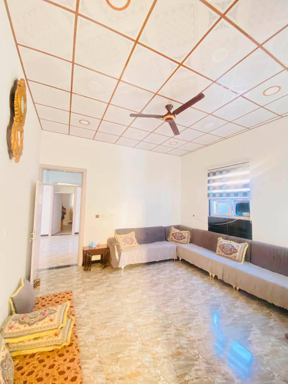 🏡 للبيع – منزل حديث البناء جاهز للسكن
📐 مساحة الأرض: 600 م²
يضم المنزل:
• ربعة واسعة (7×5 م)
• هول (4×4 م)
• غرفتين نوم بمساحة (4×4 م) و(5×4 م)
• صالة مريحة (6×4 م)
• مطبخ داخلي كبير (7×4 م)
• مطبخ خارجي ومخزن
• مجمع صحيات (3×3 م)
• غرفة في الطابق الثاني (7×5 م)
• بيتونة بمساحة (6×4 م)
✨ مميزات إضافية:
✔ أرضيات بورسلين فاخرة
✔ سقوف درجة أولى
✔ المنزل مسيّج بالكامل
✔ بناء حديث ومكتمل، والنقص الوحيد هو سقوف البيتونة فقط.
💰 السعر: 65 مليون دينار.
📍العلم_شارع العم حامد الشباط الشمري 
للاستفسار والتفاصيل:
النخبة للتسويق العقاري
📞 ***********
