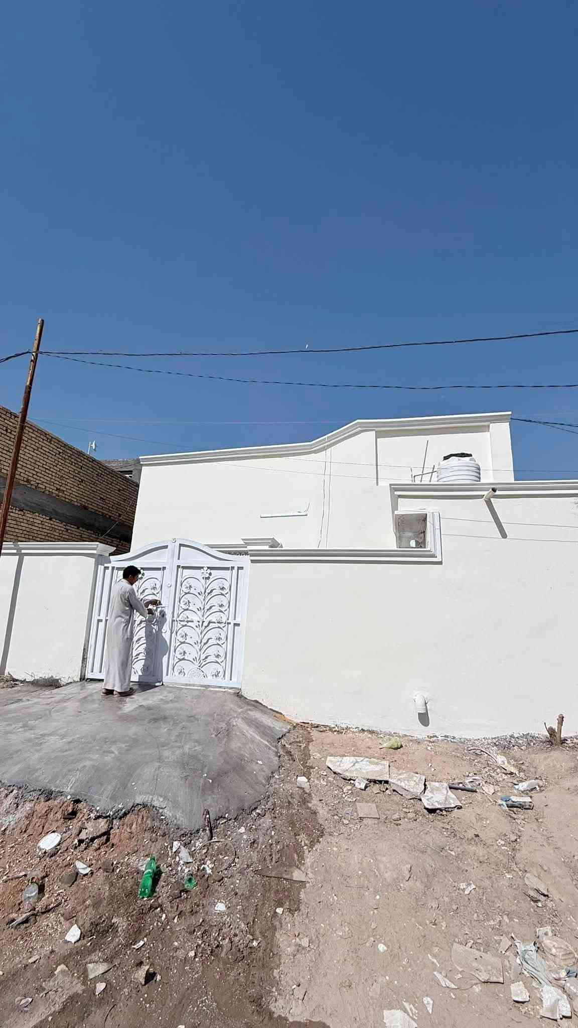 سلام عليكم بيت مساحه250 متر البيت عوزه بس واحد يجي يكعد بي بدون مذب علي ربع دينار مكان البيت الحمزه الغربي قرب محطه العلاك ع شارع العام سند 25 بإسمي شخصيا سعر البيت 70 مليون وبي مجال استفسار عبر الهاتف ‭***********‬
