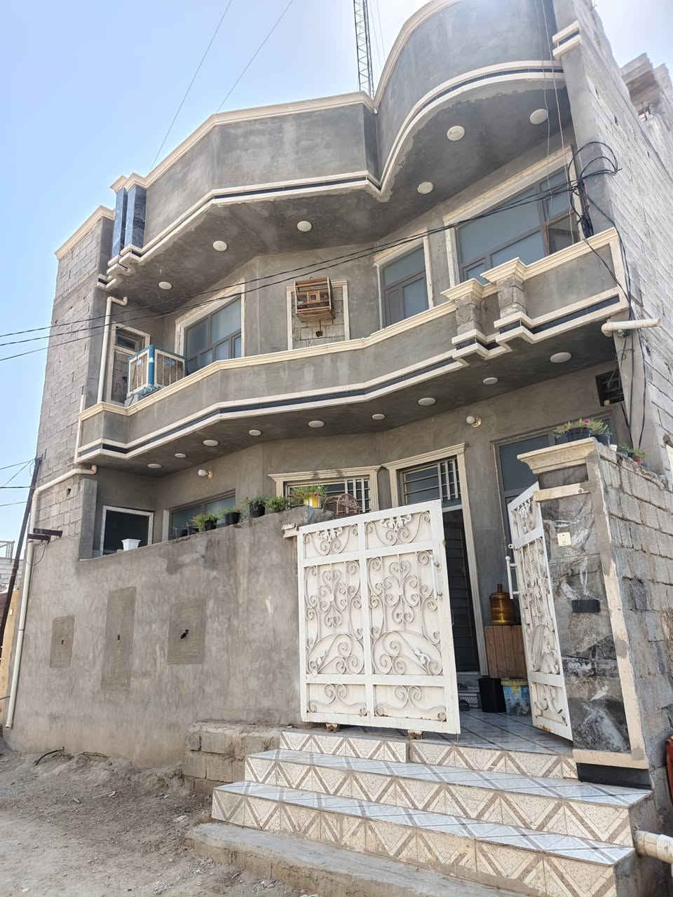 دار للبيع 100م 10*10 يحتوي على 3غرف نوم ومطبخ واستقبال وصاله  حمامات عدد٣ تواليت خارجي البيت بناء حديث سنه 23 سيراميك كامل بس الواجهة تريد صبغ موضح بالصوره بي معامله بالبلديه موقع بهرز حي الشرطة قرب جامع الحبيب المصطفى السعر 75 للأستفسار ***********
