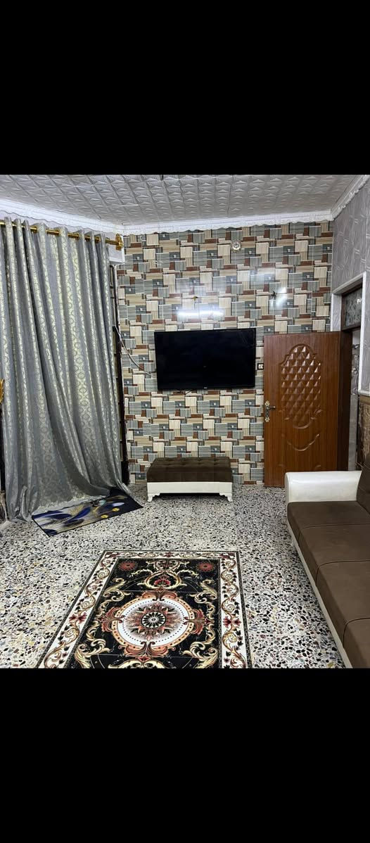 سلام عليكم بيت مساحته 150متر كامل البيت غرفتين واستقبال وحولي ومطبخ وترك اثنين صحيات خارجي وداخلي والقاط الفوك هيكل 3غرف مع صحيات ***********
