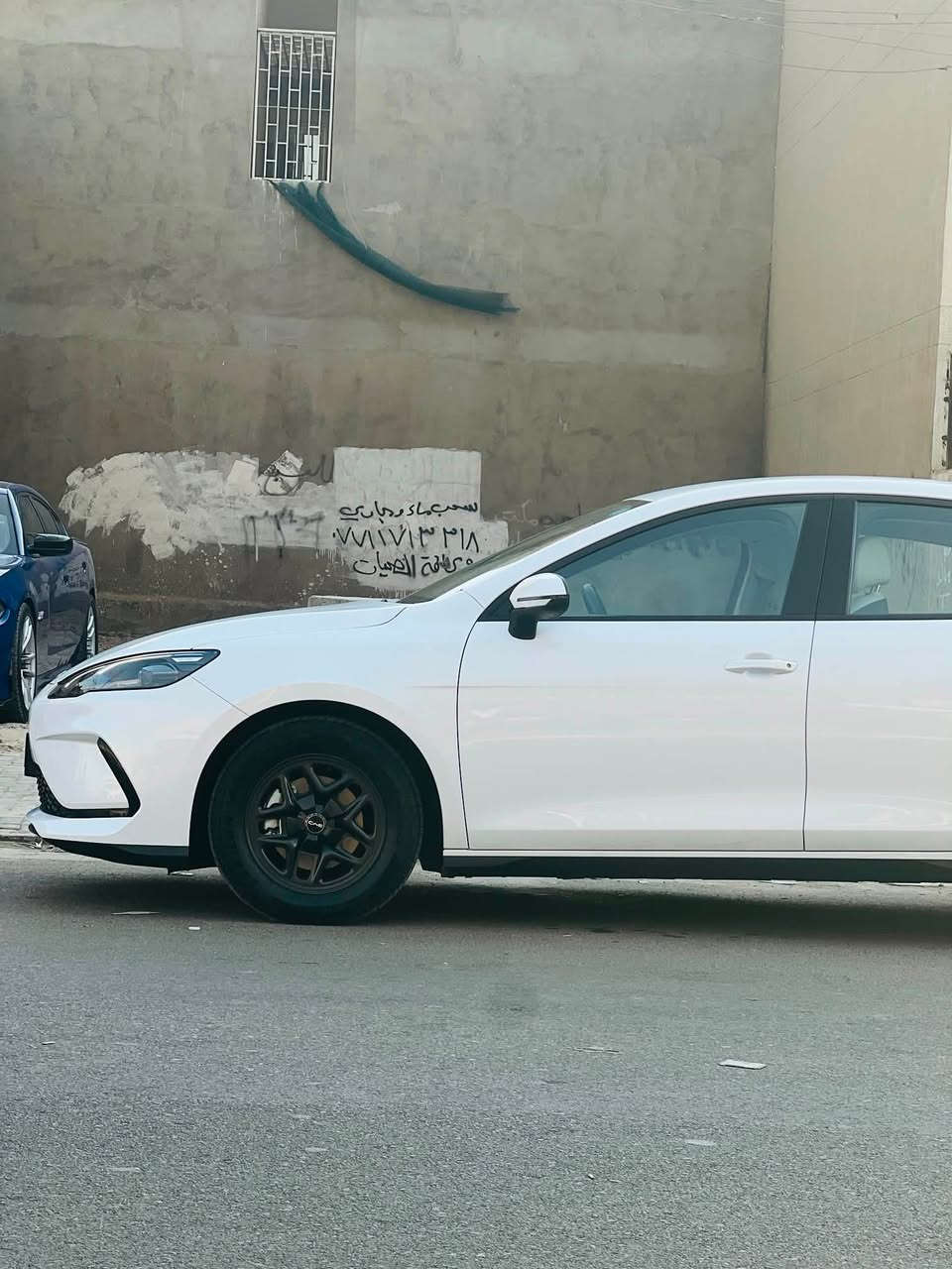 سلام عليكم بي واي دي سيل 5 ماشية ٤٠٠٠ على وظع الشركة كفالة من الصبغ والحادث والتديل  مشتريلهة شاحن اصلي بدون ايرث كاعيات اصلية السيارة بحالة الزيرو
  رقم بغداد مميز 
مكان السيارة 
حي الاعلام 
***********
