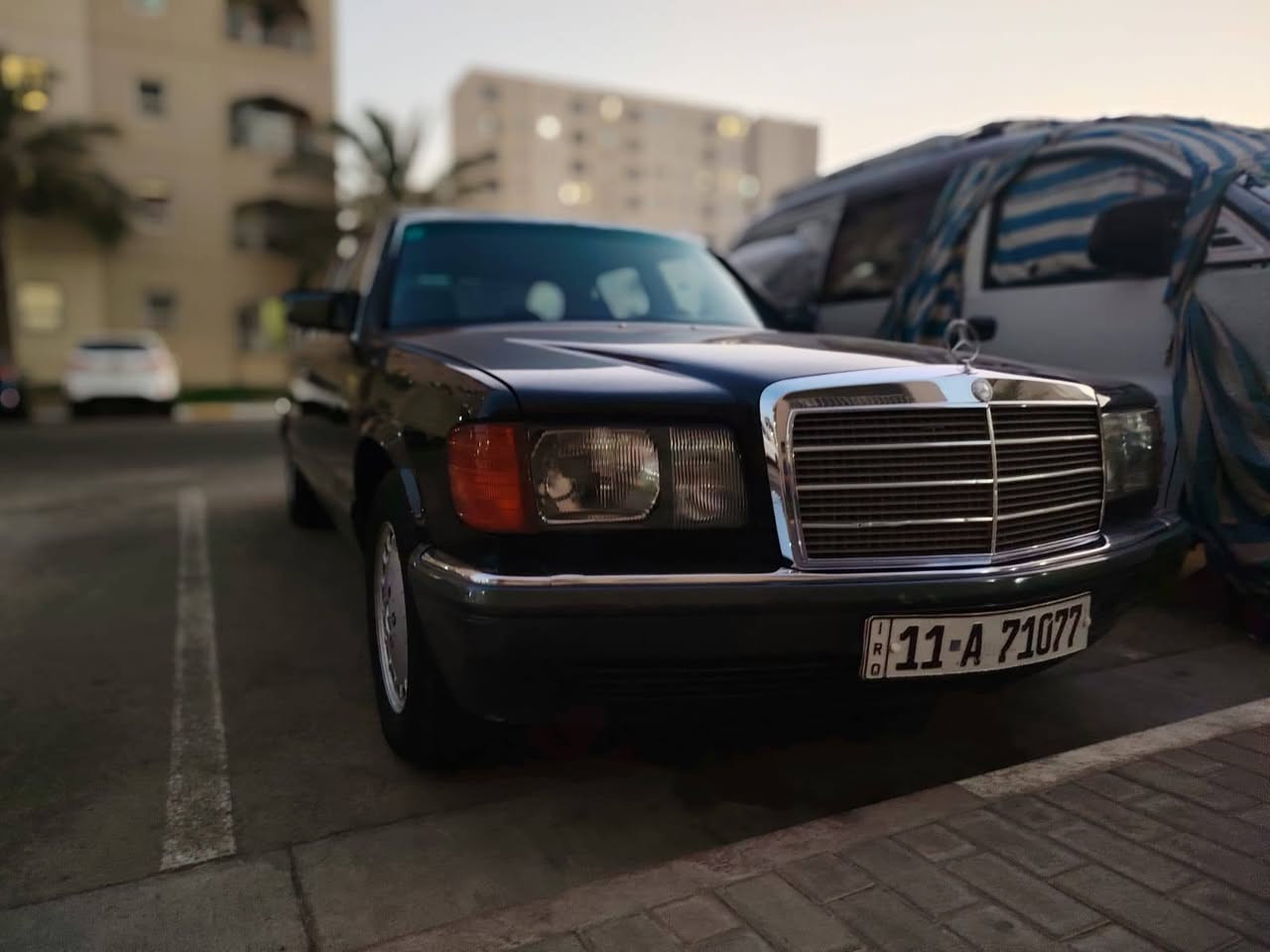 السلام عليكم مرسيدس جامبو سودة موديل 1990 مكينة وكير كفالة تدفئة تبريد شغالة ثلج دبل فيت بم جديد نوزلات جديدة بلكات جديدة رقم بغداد تحويل ثاني يوم باسمي سلايت روف شغال داخل احمر بردة خلفية شغالة كهرباء اربعة جام كهرباء مصبوغة عام الجمالية فقط مكفولة كفالة عامة من الضربة او الخياس باب طويل السيارة بيه شلعة شك الكاع شك مابيه نقص برغي واحد الاستفسار *********** مكان السيارة بغداد
