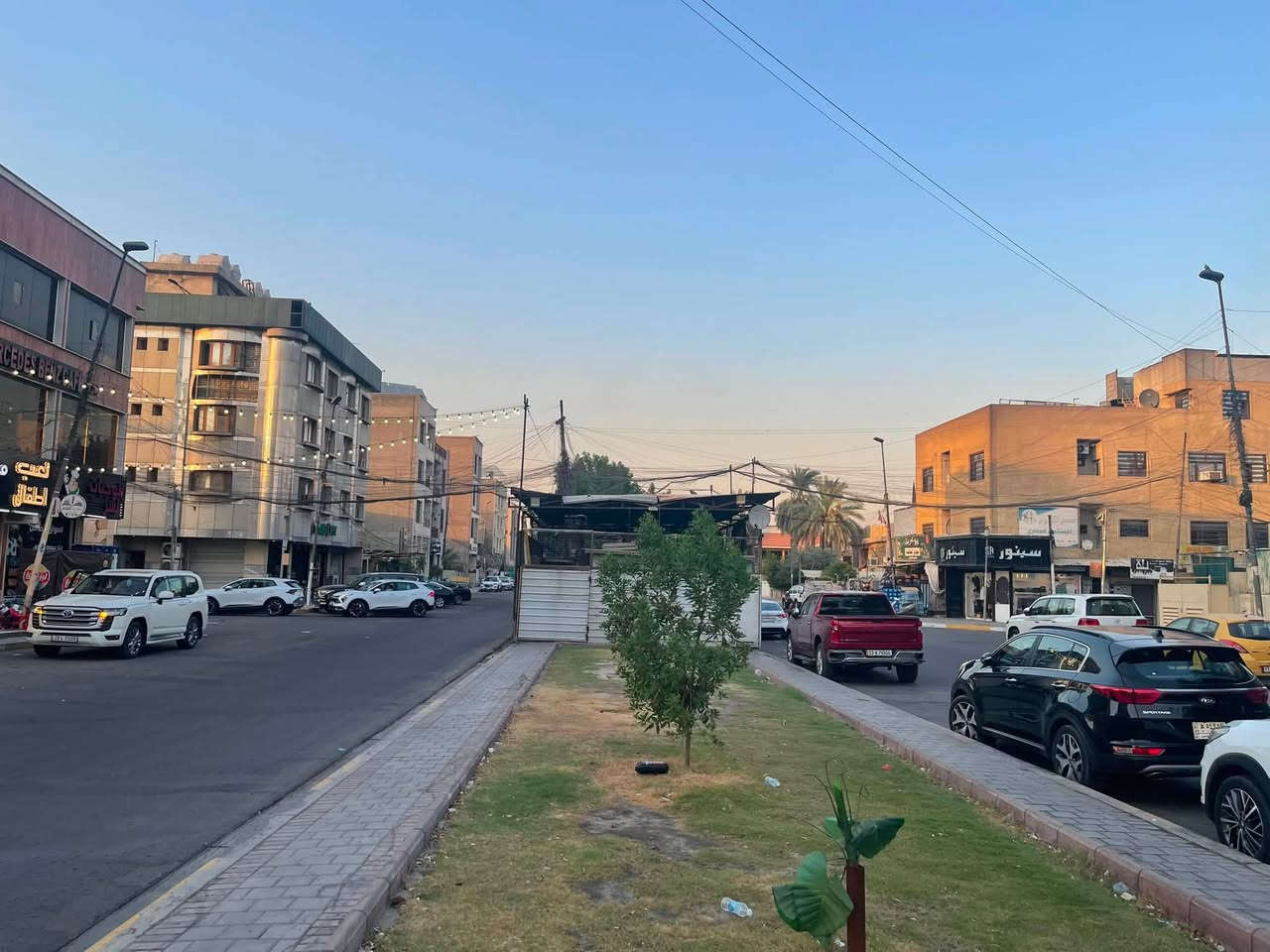 بنايه كامله وجديده للإيجار خمس طوابق مساحتها 255 متر مجهزه بمصعد كهربائي تحتوي على ثلاث محلات وقاعه بالطابق الارضي والطوابق الباقيه تحتوي على شقق وقاعات تؤجر بالكامل مذخر او شركة او اي استثمار لا تؤجر للعوائل الموقع شارع فلسطين العقاري قرب شارع الخيمه العريض محله 502 للاتصال *********** او *********** شركة الخيمه للعقار
