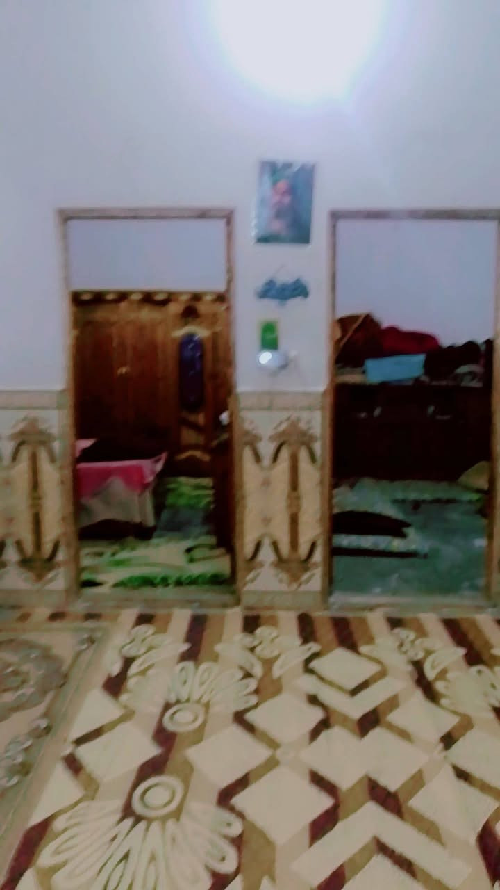 السلام عليكم بيت مساحه 150شارع المعمل قرب سيد حبيب جاي من جامع الخزاعل البيت يحتوي على غرفتين و صاله و استقبال ومطبخ وكراج ووجهه على ساحه السعر 20وبي مجال ***********
