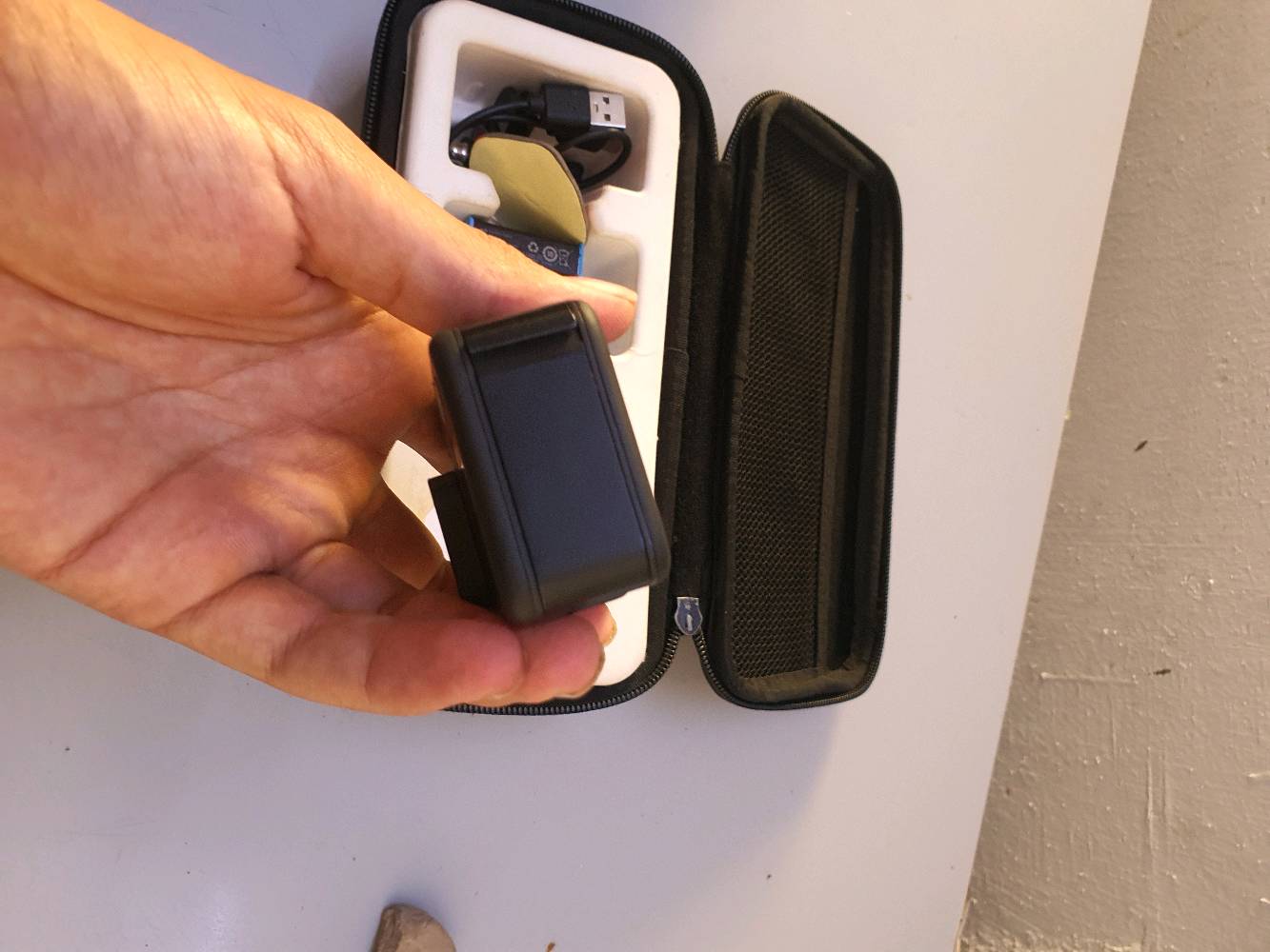للبيع: كاميرا GoPro Hero 9 Black بحالة ممتازة مع كامل الملحقات
​كاميرا الحالة العامة نظيفة جداً وجاهزة للاستخدام الفوري (بس تعال وصور!).
​📌 المواصفات الأساسية:
​دقة التصوير الفيديو: تصوير فائق الوضوح بدقة 5K، مع خيارات 4K و 2.7K و 1080p بمعدلات إطارات عالية للحركة السريعة و Slow Motion.
​دقة الصور الفوتوغرافية: 20 ميجابكسل مع دعم التصوير بصيغة RAW.
​الشاشات: شاشة أمامية ملونة (ممتازة للفلوجرز وتصوير السيلفي) + شاشة خلفية باللمس عالية الاستجابة.
​الثبات الإلكتروني: تقنية التثبيت الأسطورية HyperSmooth 3.0 لفيديوهات ناعمة بدون أي اهتزاز.
​المميزات: مقاومة للماء بدون غلاف حتى عمق 10 أمتار، مع ميزات التصوير الذكي.
​📦 الملحقات المتضمنة مع العرض:
​حقيبة حمل: متينة ومخصصة لحماية الكاميرا وكل ملحقاتها وترتيبها بشكل منظم.
​عدد 2 بطارية: لضمان وقت تصوير أطول وعدم تفويت أي لقطة.
​مجموعة قواعد تثبيت متنوعة: لتغطية كل زوايا وطرق التصوير.
​كيبل الشحن.
​السعر: 300
​التوصيل: متوفر خدمة التوصيل لجميع المحافظات 🚚
​للاتصال والتواصل: *********** (متاح اتصال أو واتساب)